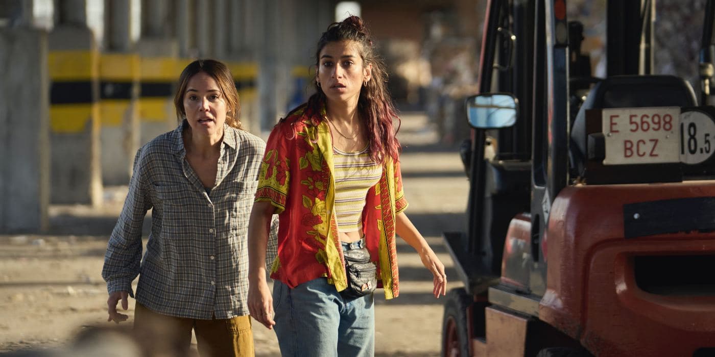 Camila Sodi y Carolina Yuste, en una imagen de la serie 'Sin huellas' de Prime Video.