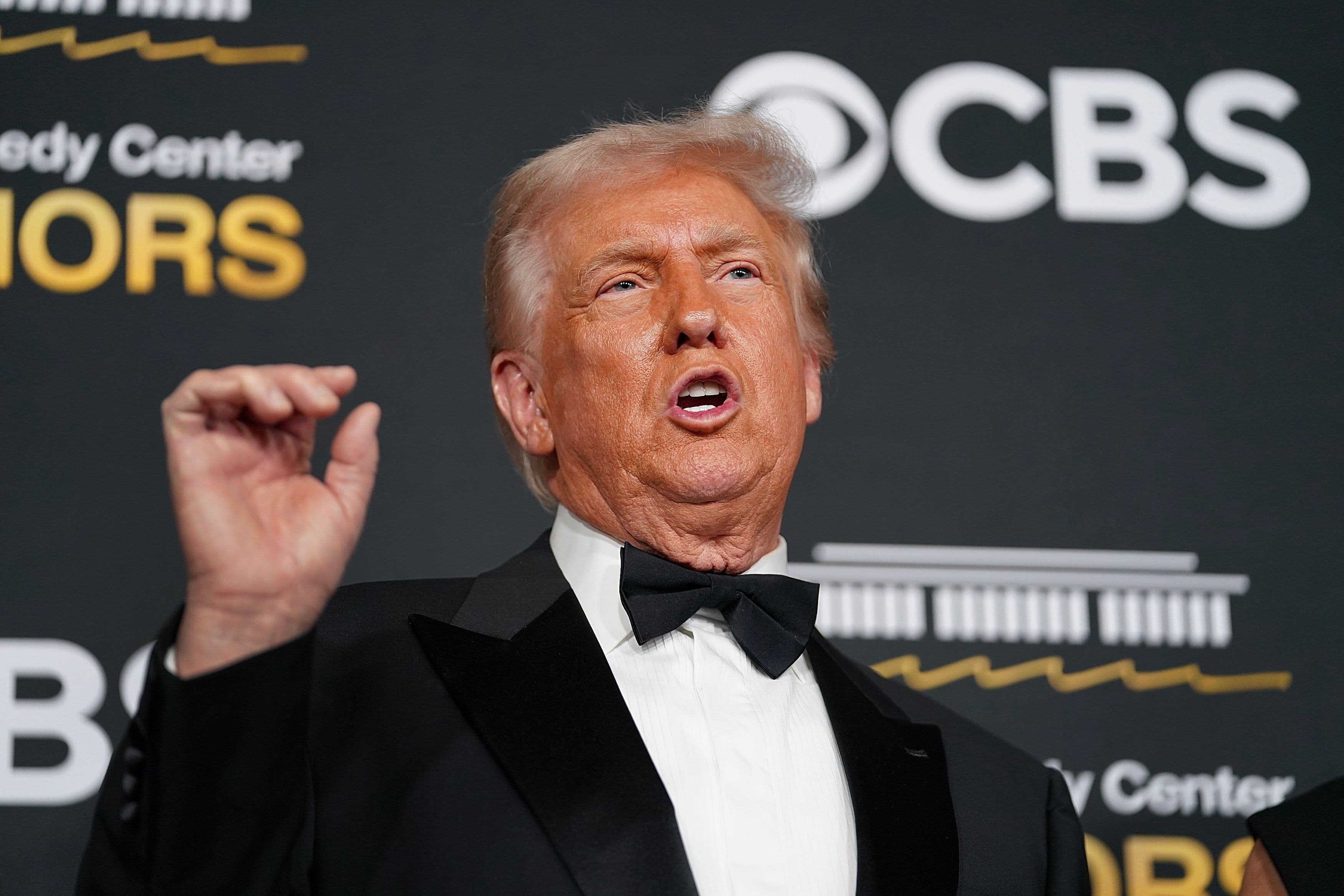 El presidente de Estados Unidos, Donald Trump, habla con la prensa en el Kennedy Center