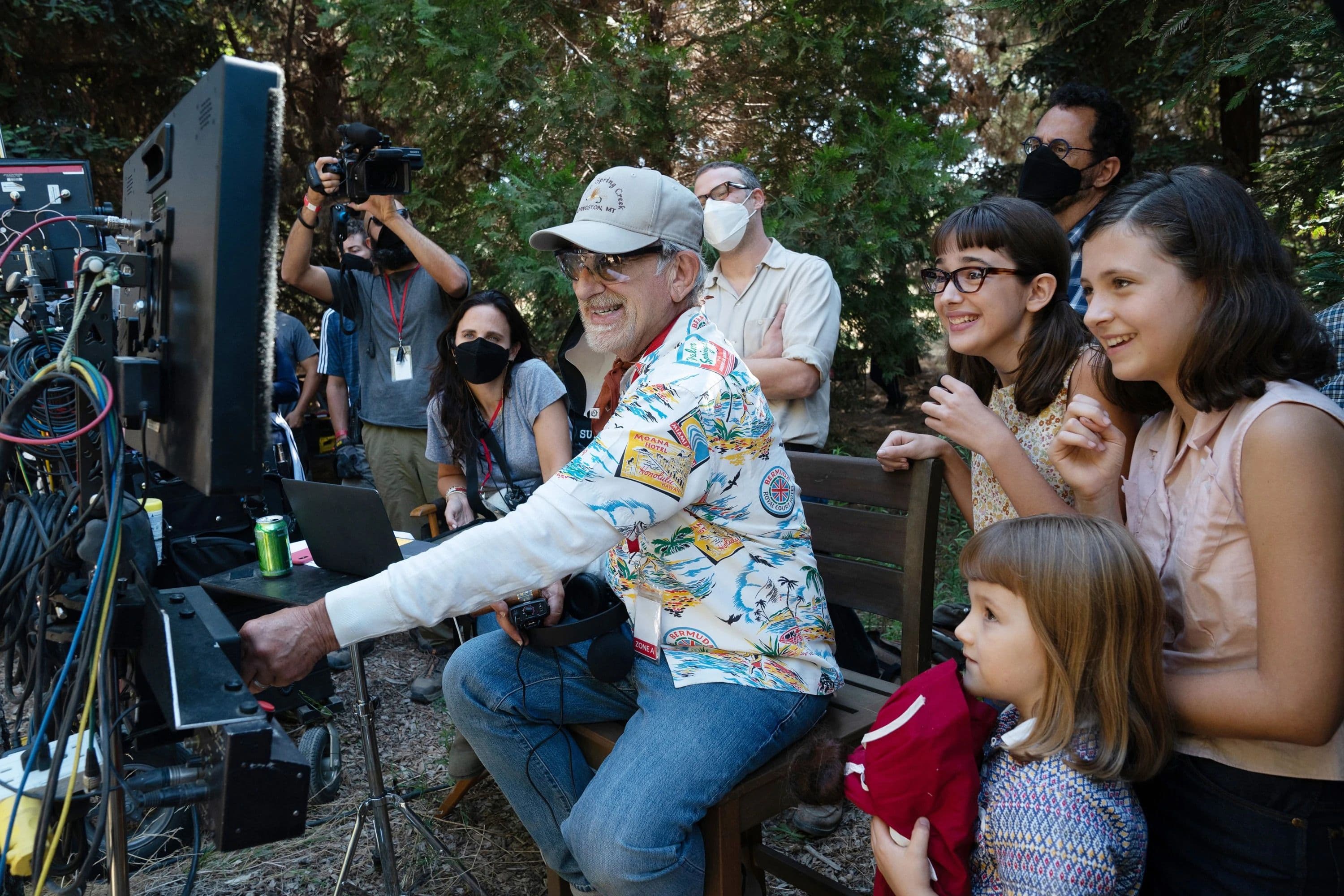 El director Steven Spielberg opera la cámara durante el rodaje de la película 'Los Fabelman'