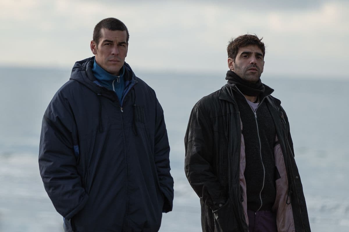 Mario Casas y David Verdaguer, en el rodaje de 'Muy lejos'