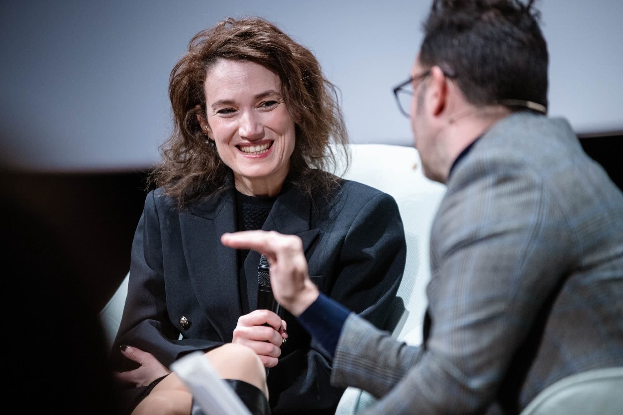 Coralie Fargeat habla con J.A. Bayona durante su visita a la Academia de Cine en diciembre de 2024