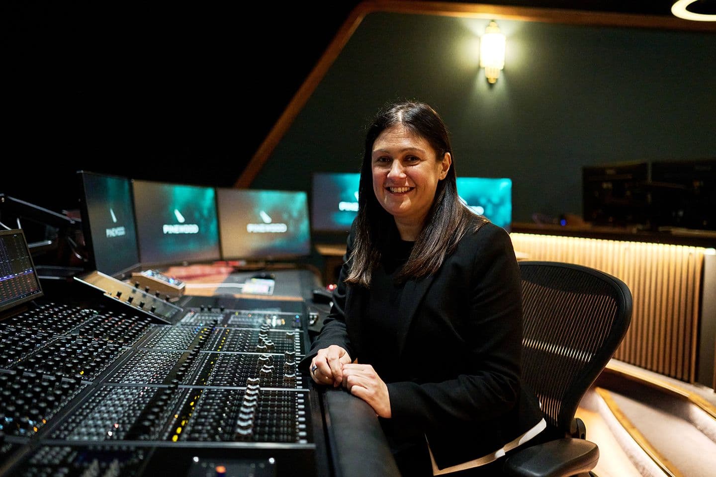 La ministra británica de Cultura, Lisa Nandy, durante una visita a los estudios Pinewood de Londres