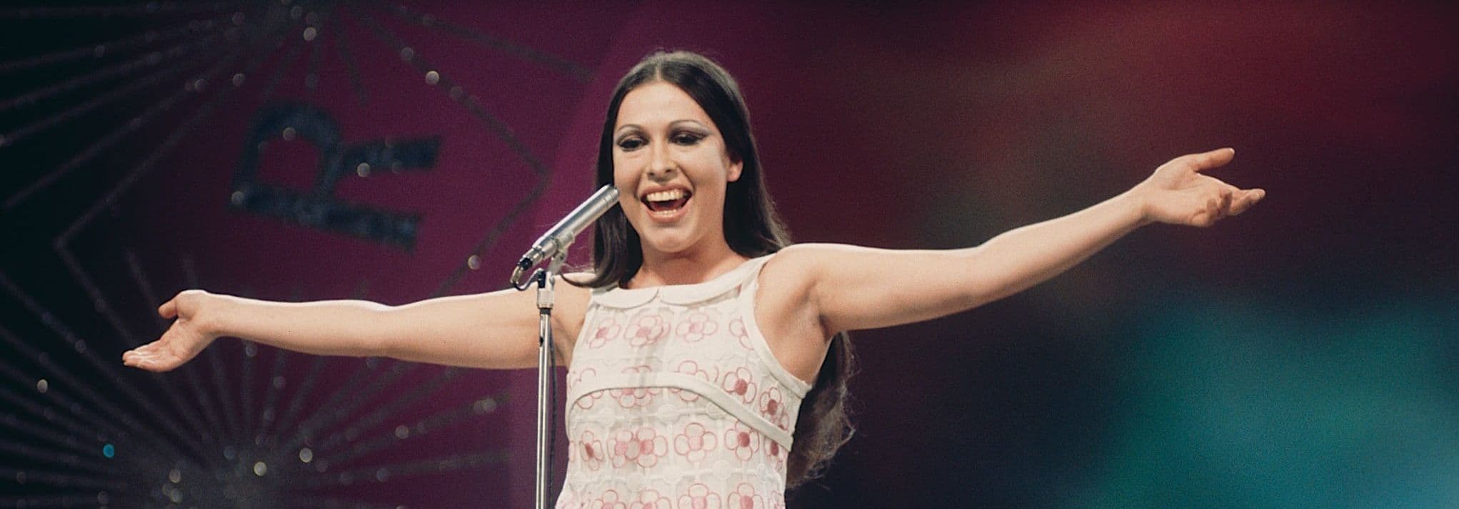 La cantante Massiel durante su actuación en el Festival de Eurovisión de 1968