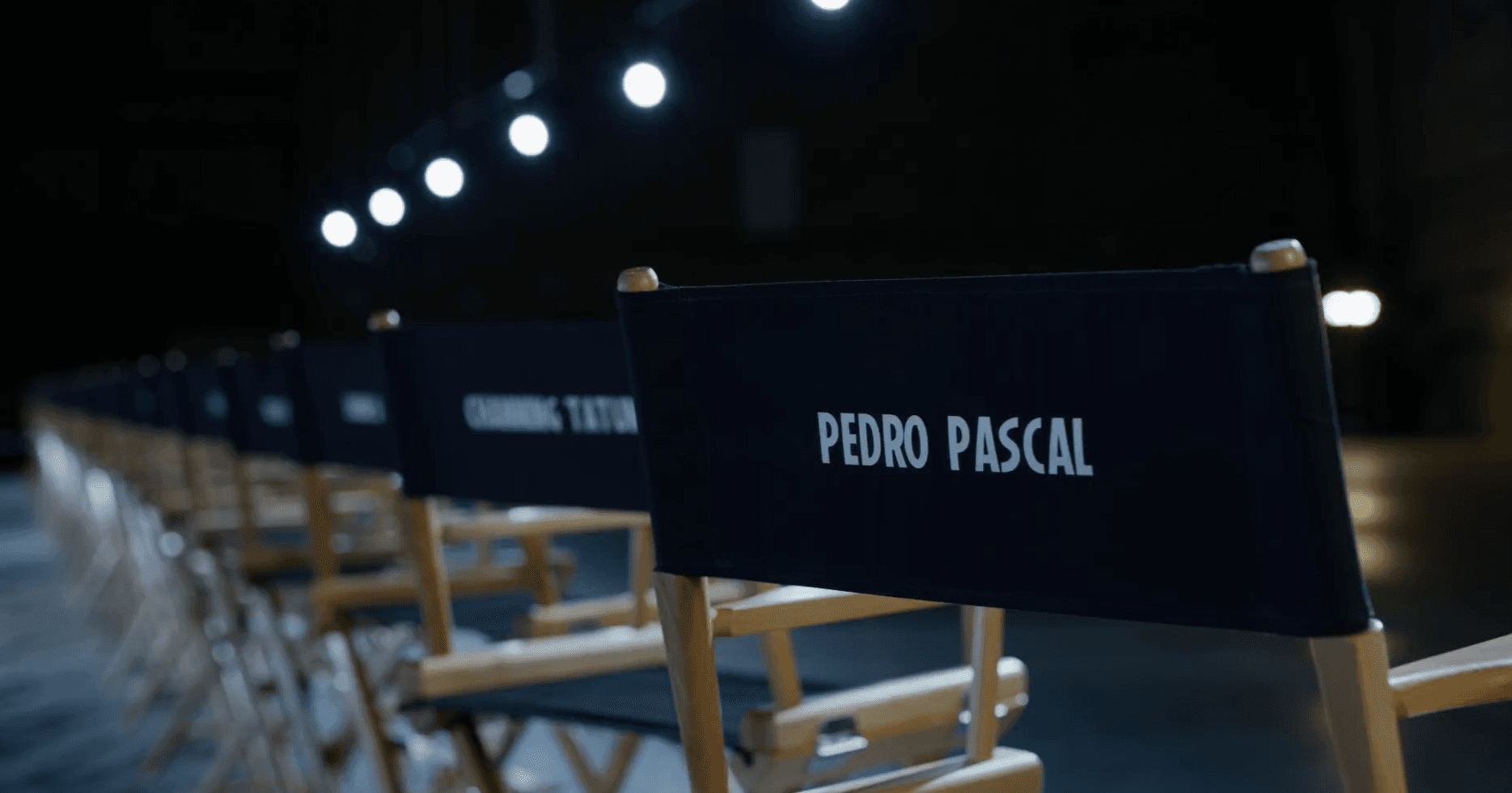 Imagen de la silla de Pedro Pascal durante el anuncio del reparto de 'Vengadores: Doomsday'