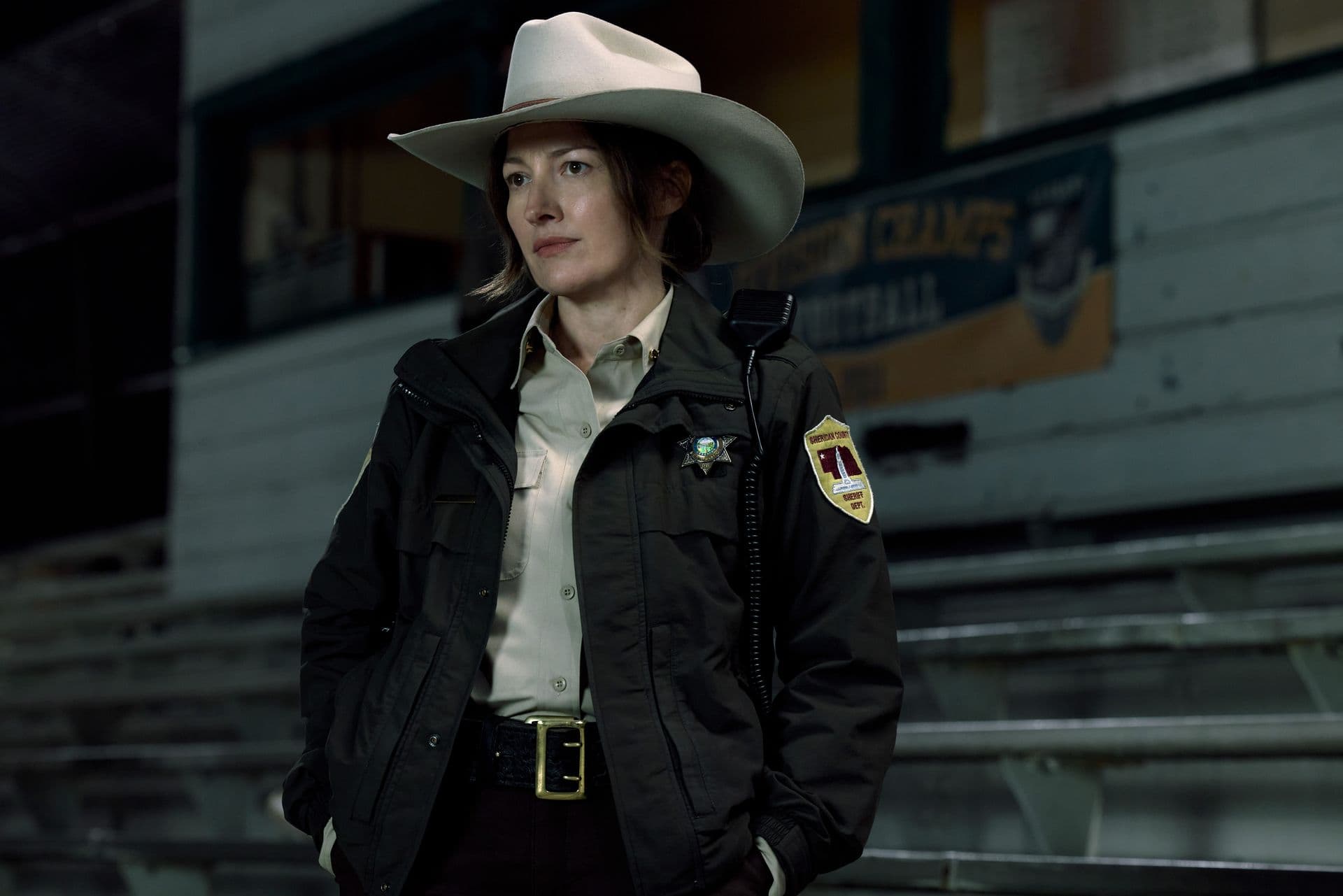 Kelly Mcdonald en un fotograma de la serie de HBO 'Linternas' interpretando a la sheriff Kelly
