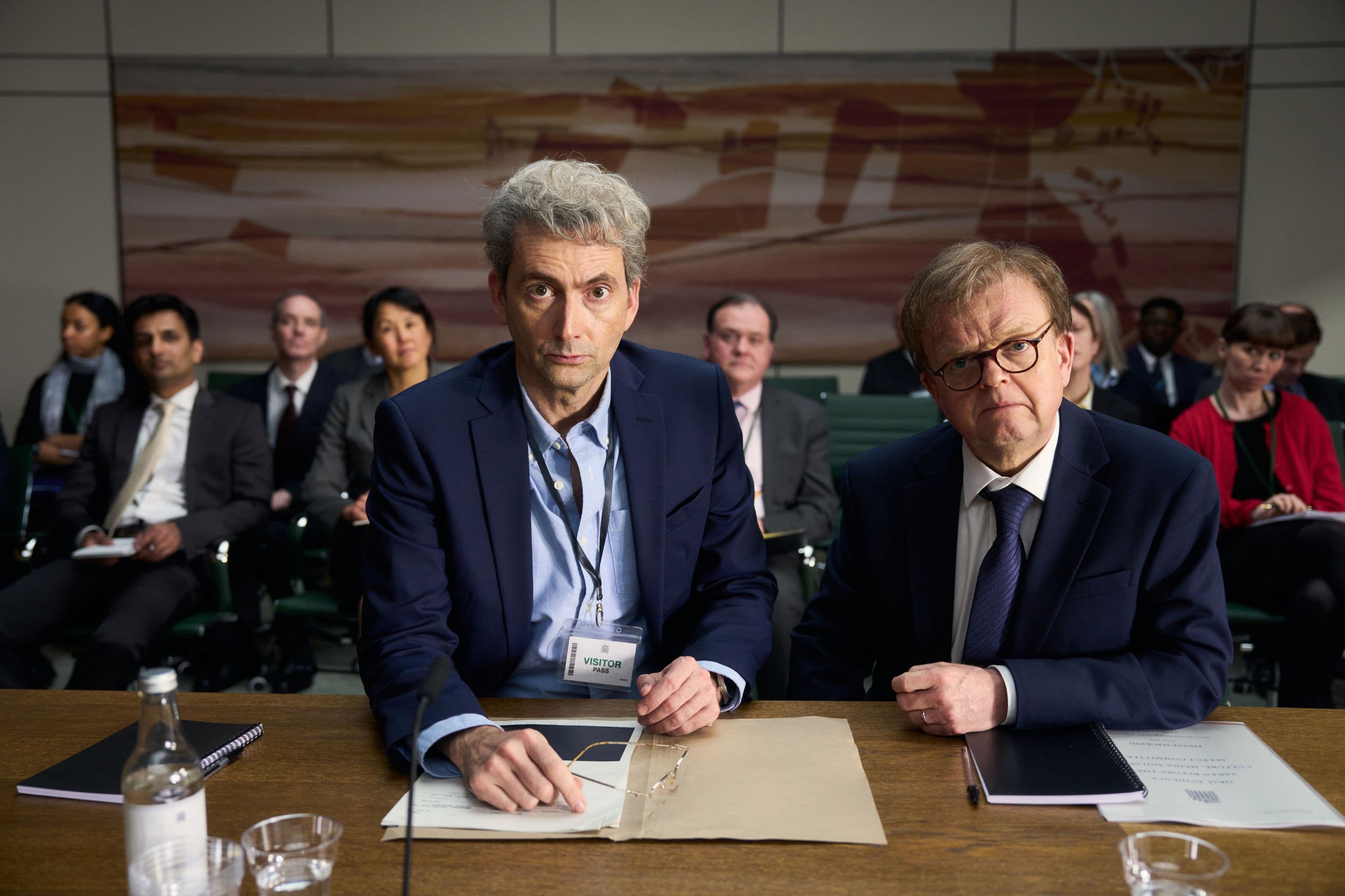 Toby Jones y David Tennant en un fotograma de la serie 'The Hack', creada por Jack Thorne