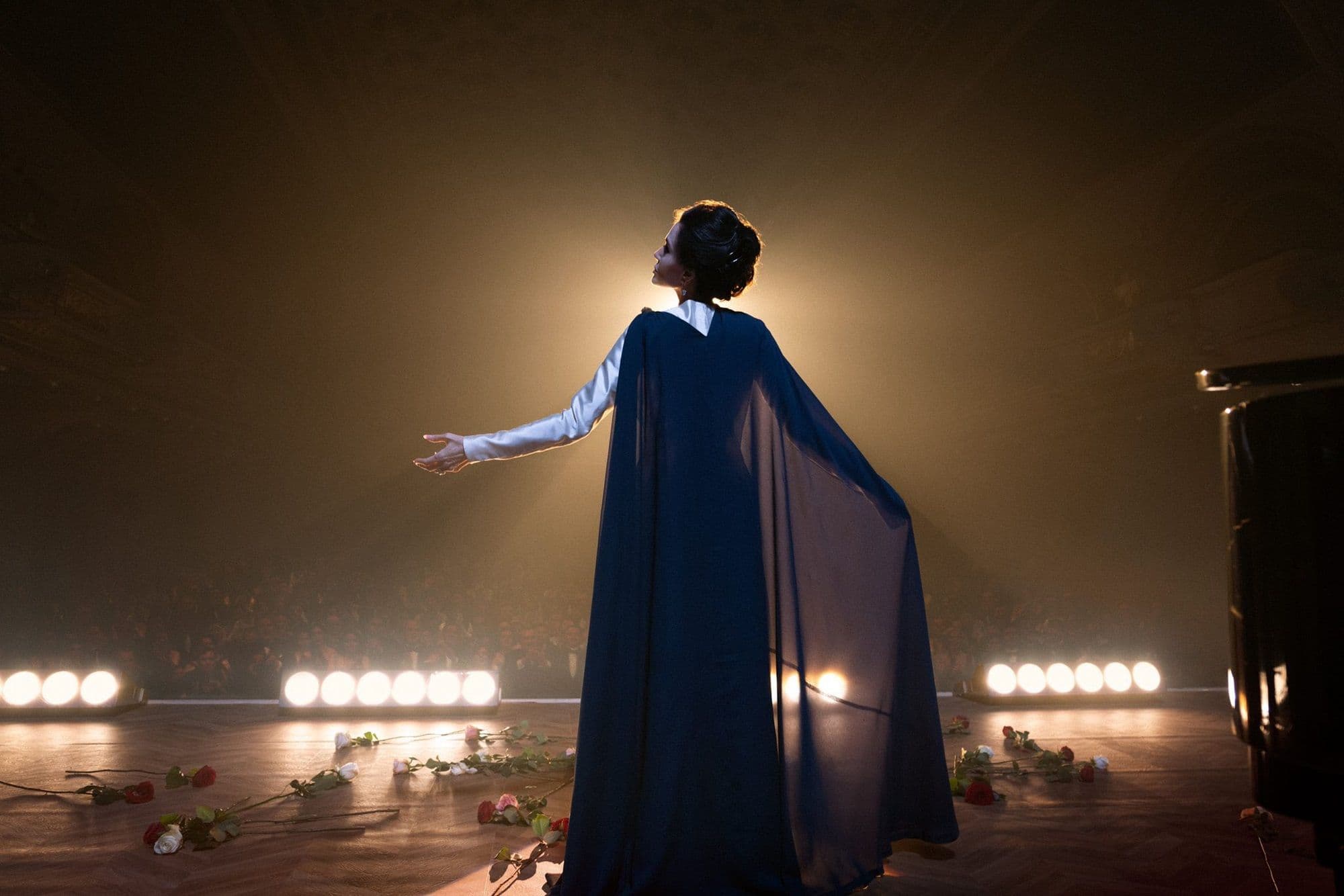 Angelina Jolie como María Callas en un fotograma promocional de 'María', de Pablo Larraín
