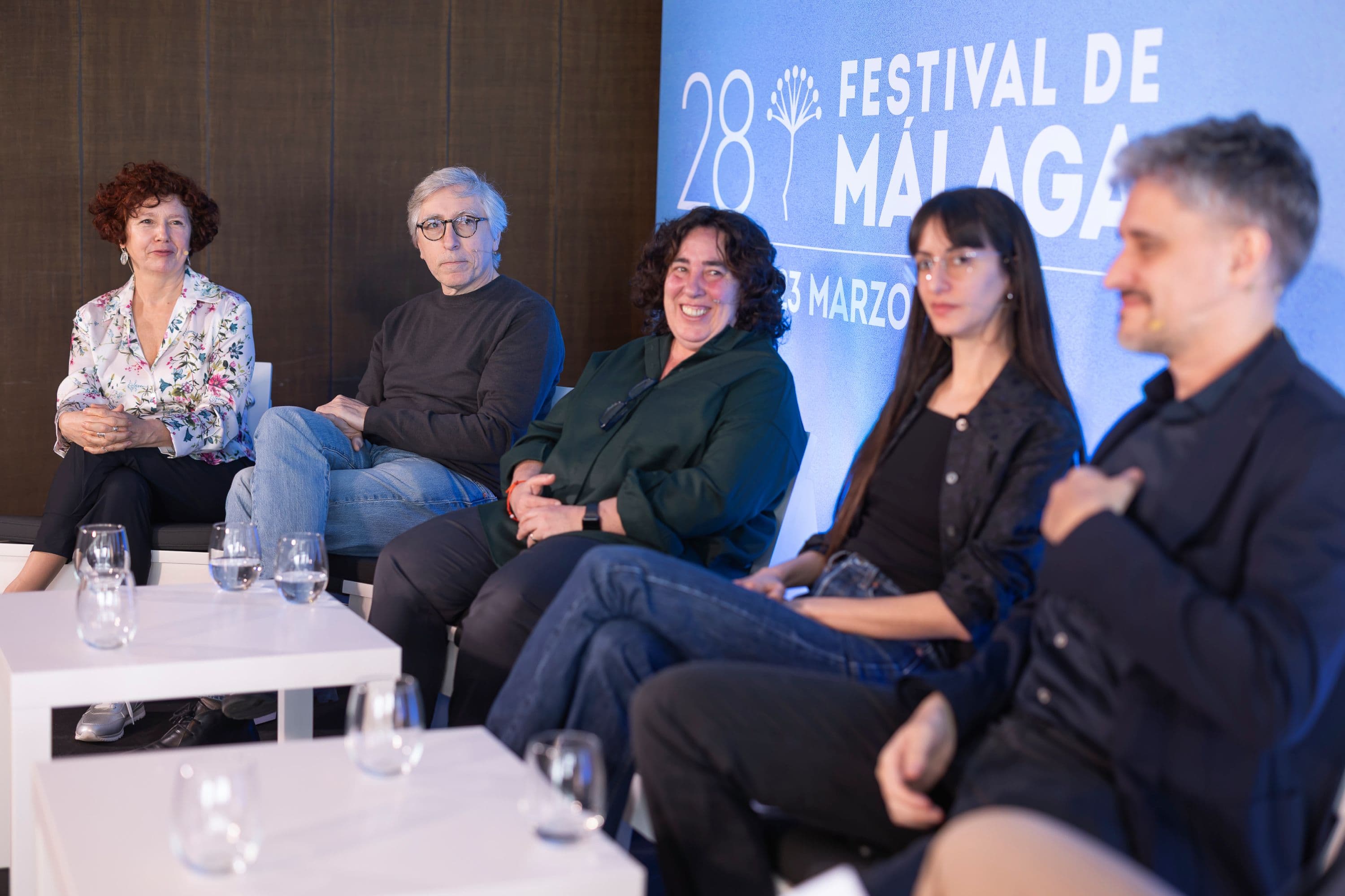 Arantxa Echevarría, David Trueba, Estel Díaz, Icíar Bollaín y Marcel Barrena en una mesa redonda de Atresmedia Cine en el Festival de Málaga