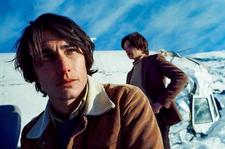 Enzo Vogrincic y Matías Recalt en un fotograma de 'La sociedad de la nieve'
