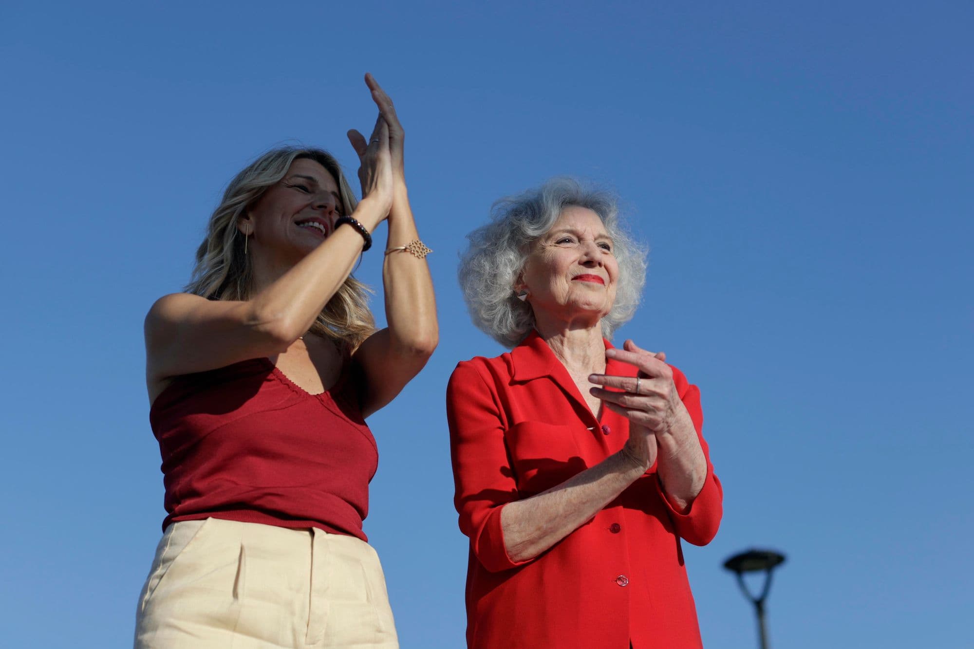 La actriz Marisa Paredes junto a la vicepresidenta del Gobierno y candidata de Sumar Yolanda Díaz