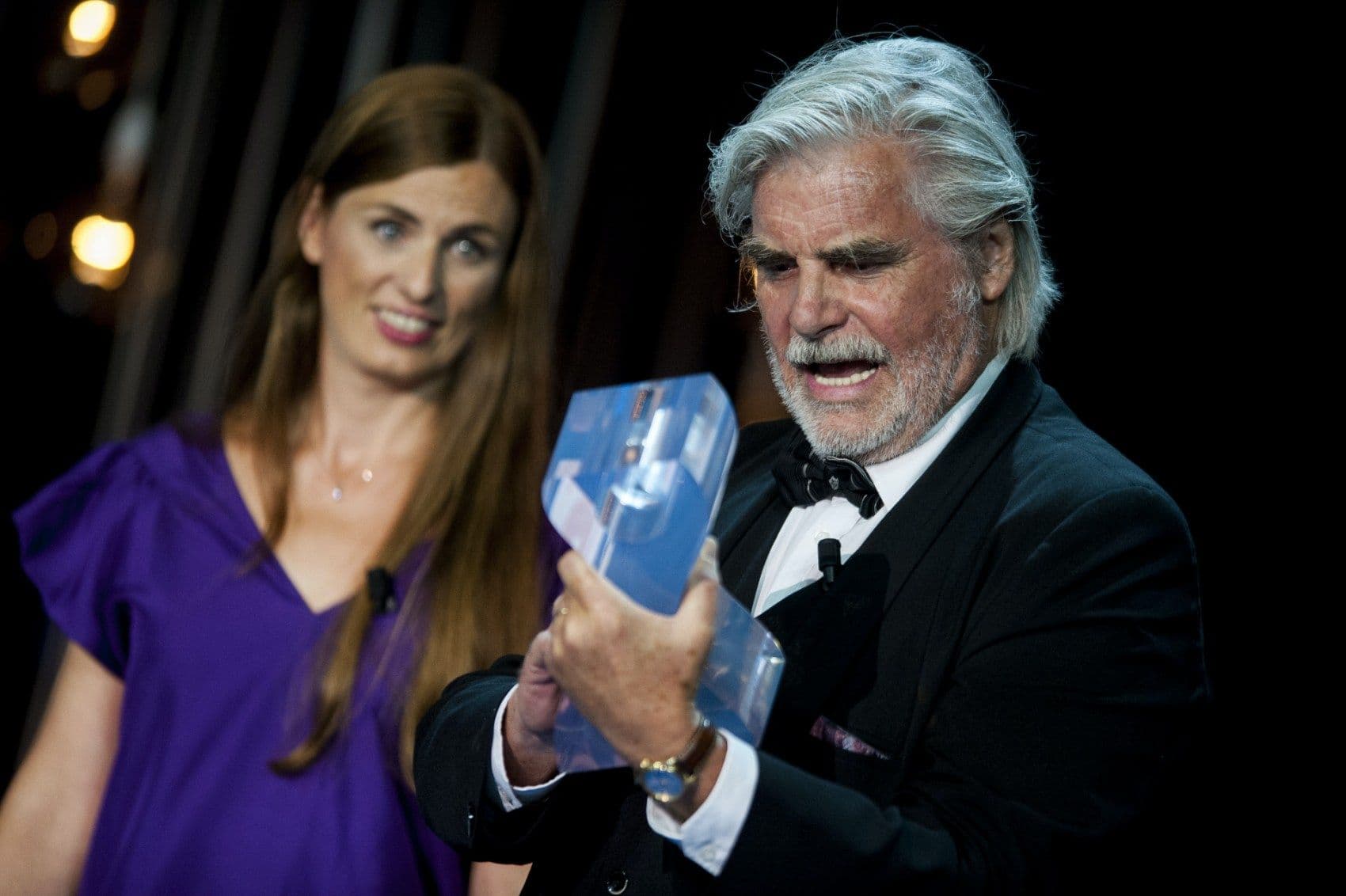 El actor Peter Simonischek recoge su Premio del Cine Europeo al mejor actor por 'Toni Erdmann'.