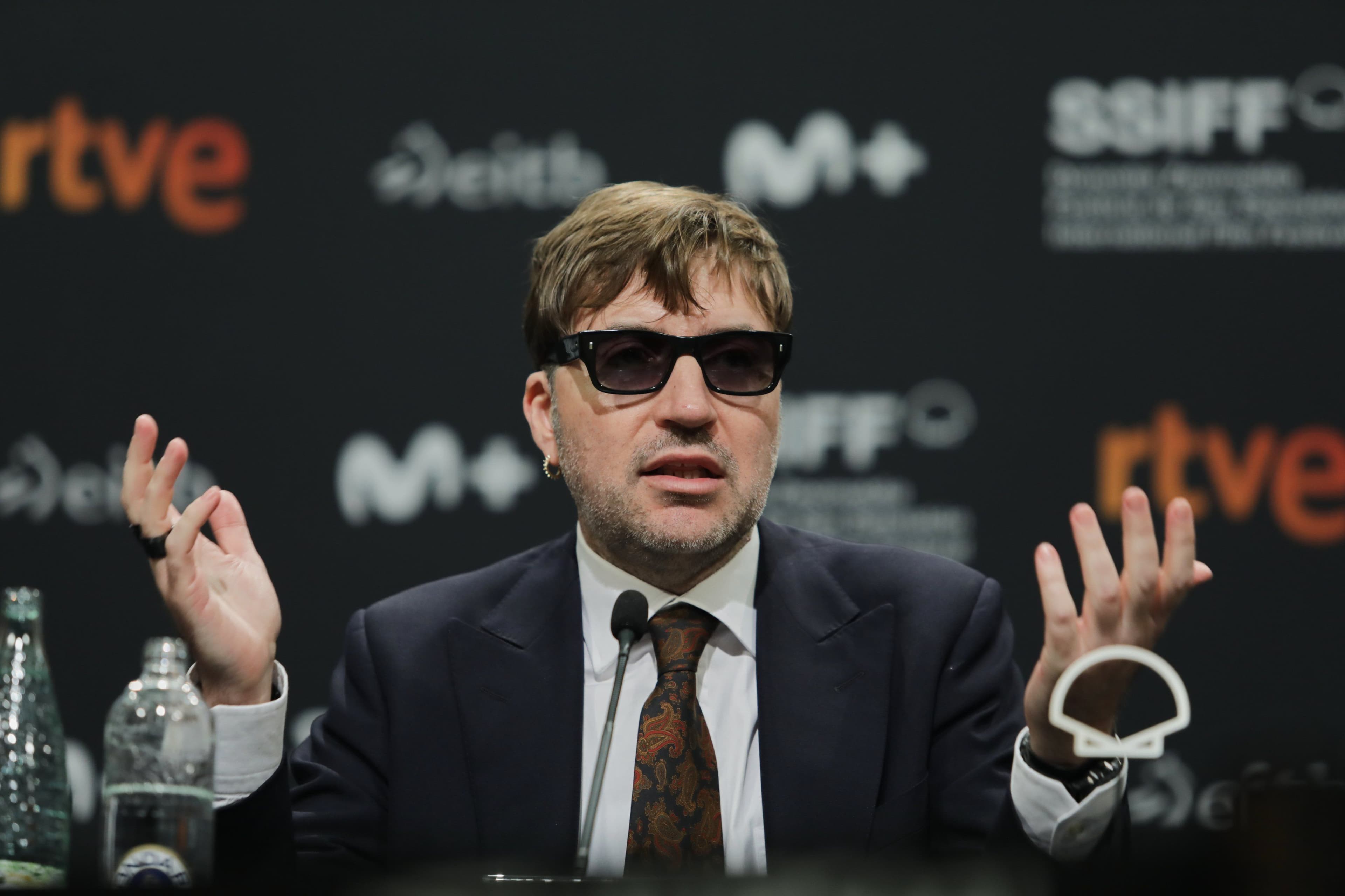 El director Albert Serra, durante la rueda de prensa de 'Tardes de soledad' en el Festival de San Sebastián 2024