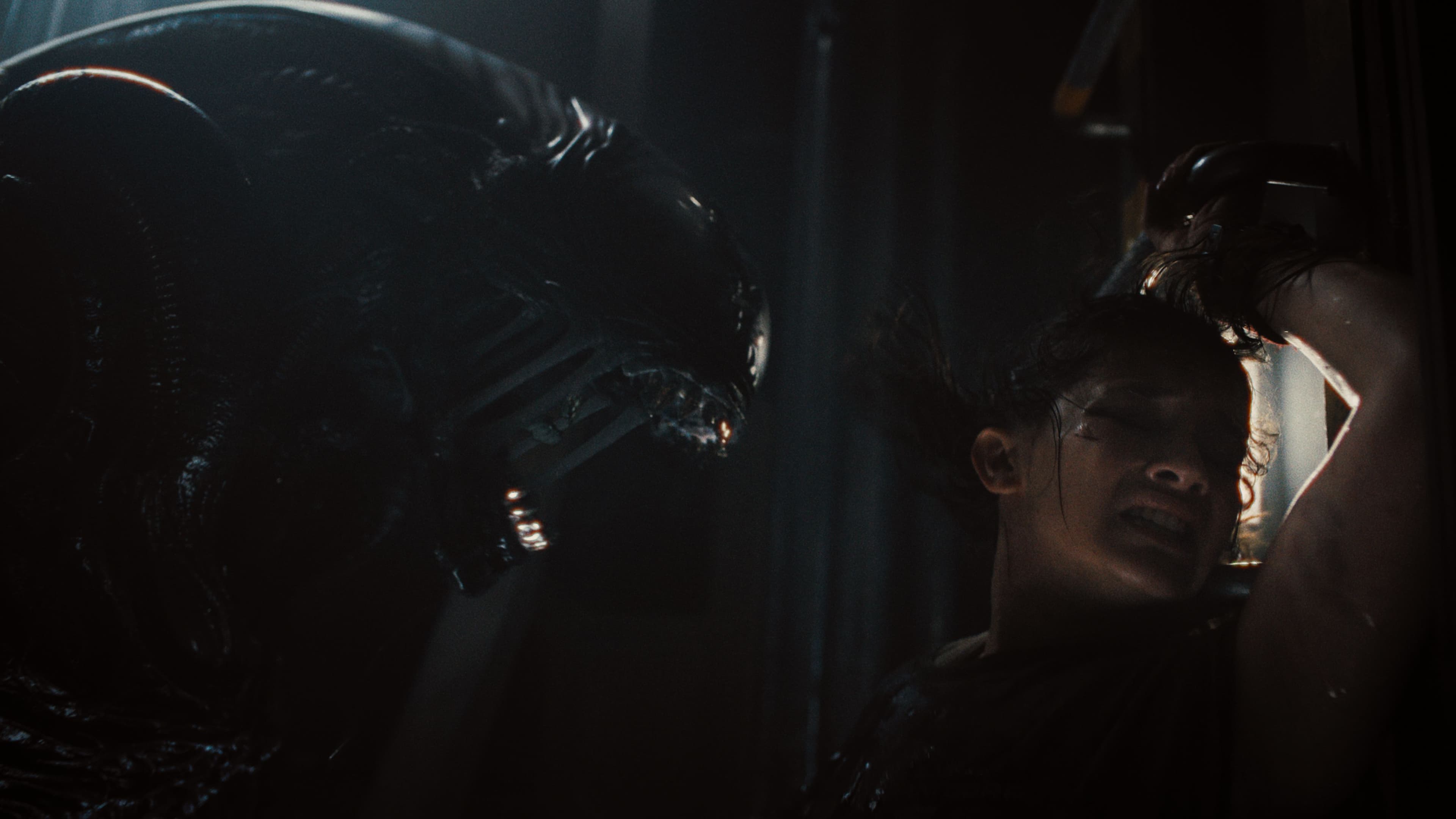 Cailee Spaeny como Rain, acosada por un xenomorfo en un fotograma de 'Alien: Romulus'