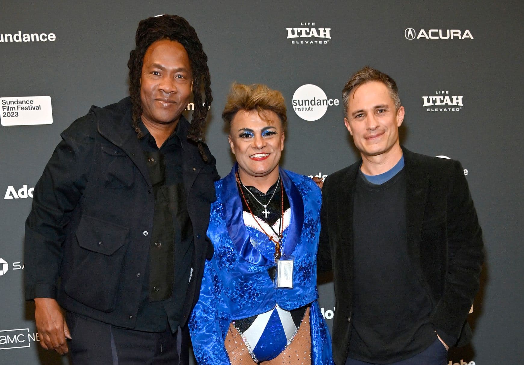 El director Roger Ross Williams junto a Cassandro y quien le da vida en la ficción, el actor Gael García Bernal, de su primera película narrativa