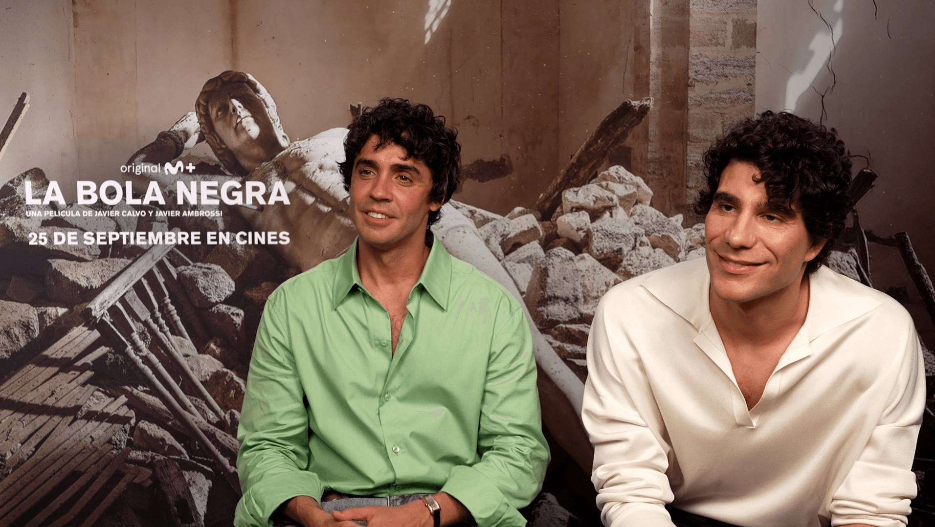 Javier Calvo y Javier Ambrossi, directores de 'La bola negra', durante la entrevista con Kinótico en San Sebastián