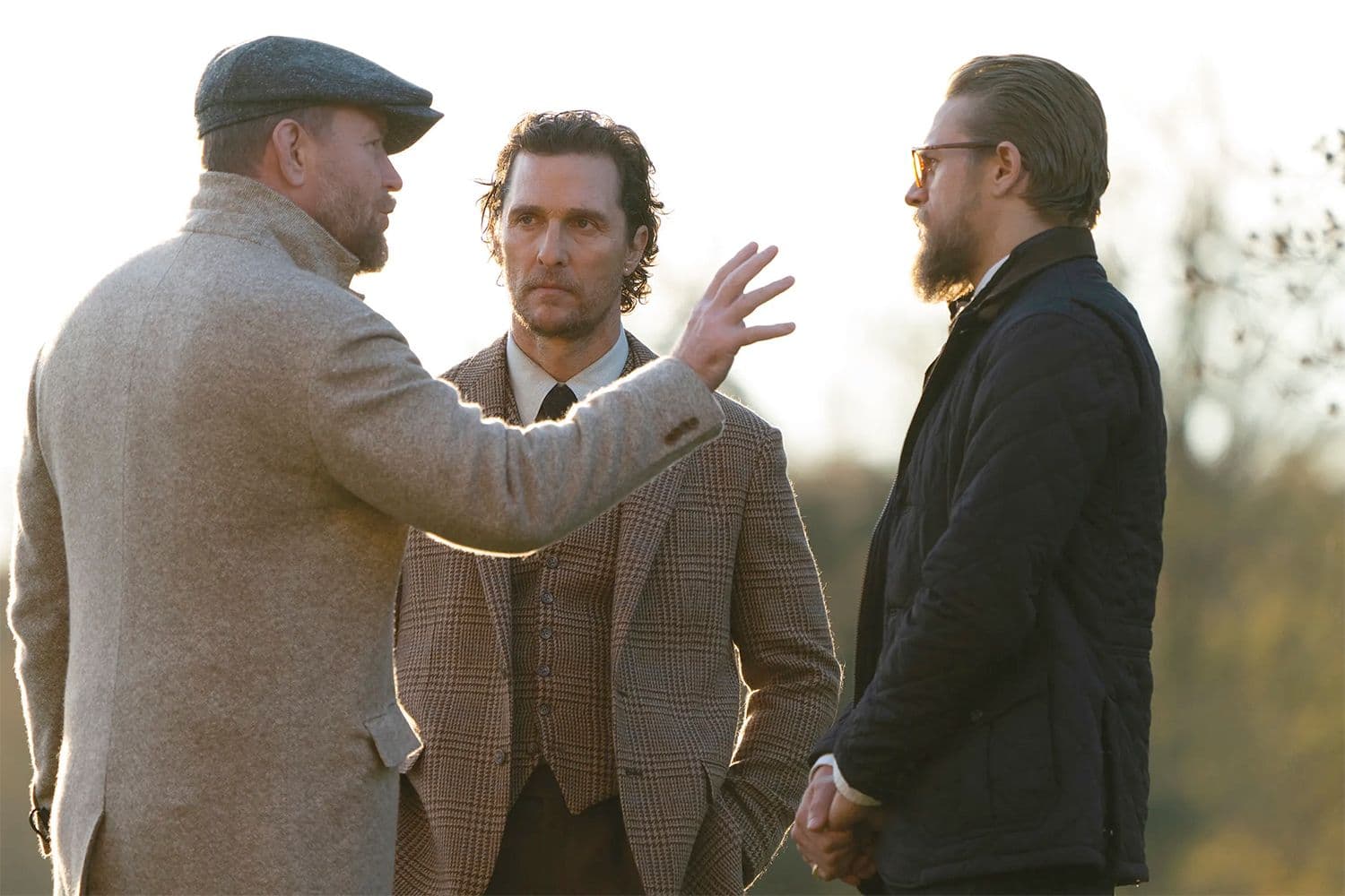 Guy Ritchie, Matthew McConaughey y Charlie Hunnam, en el rodaje de 'The Gentlemen'