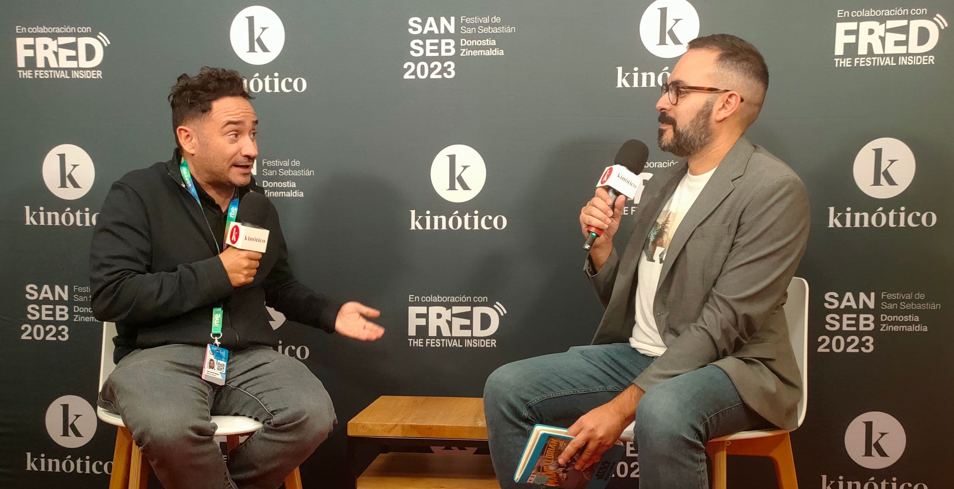 Juan Antonio Bayona, director de 'La sociedad de la nieve', durante su entrevista con Kinótico en San Sebastián
