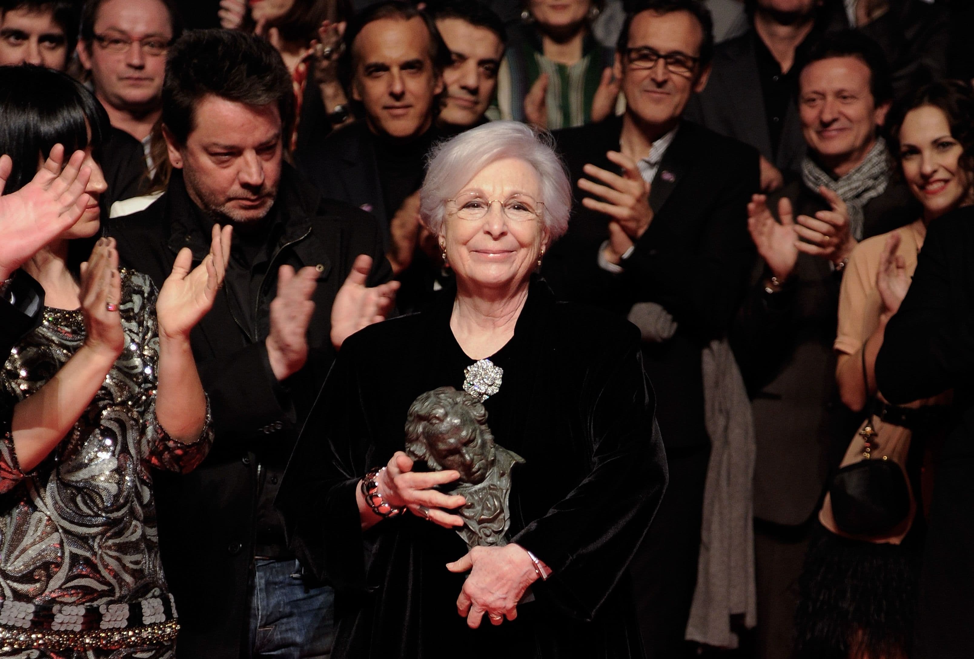 La directora y guionista Josefina Molina recibe el aplauso de la Academia de Cine por su Goya de Honor en enero de 2012