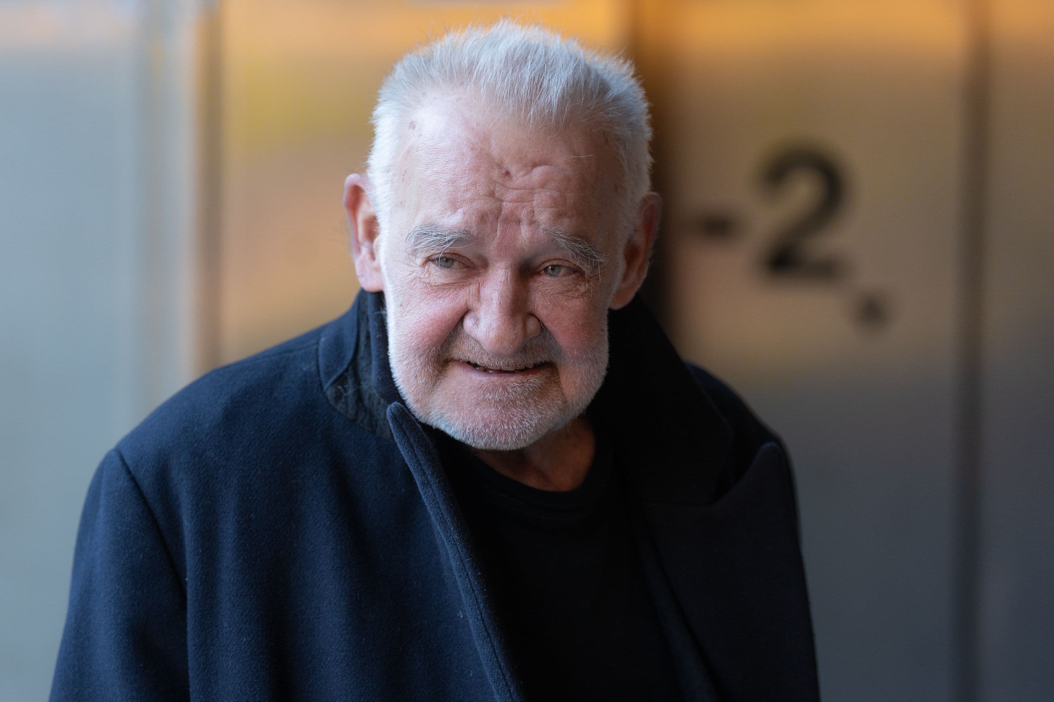 El director de cine húngaro Béla Tarr posa para los fotógrafos en la Filmoteca de Catalunya en enero de 2024