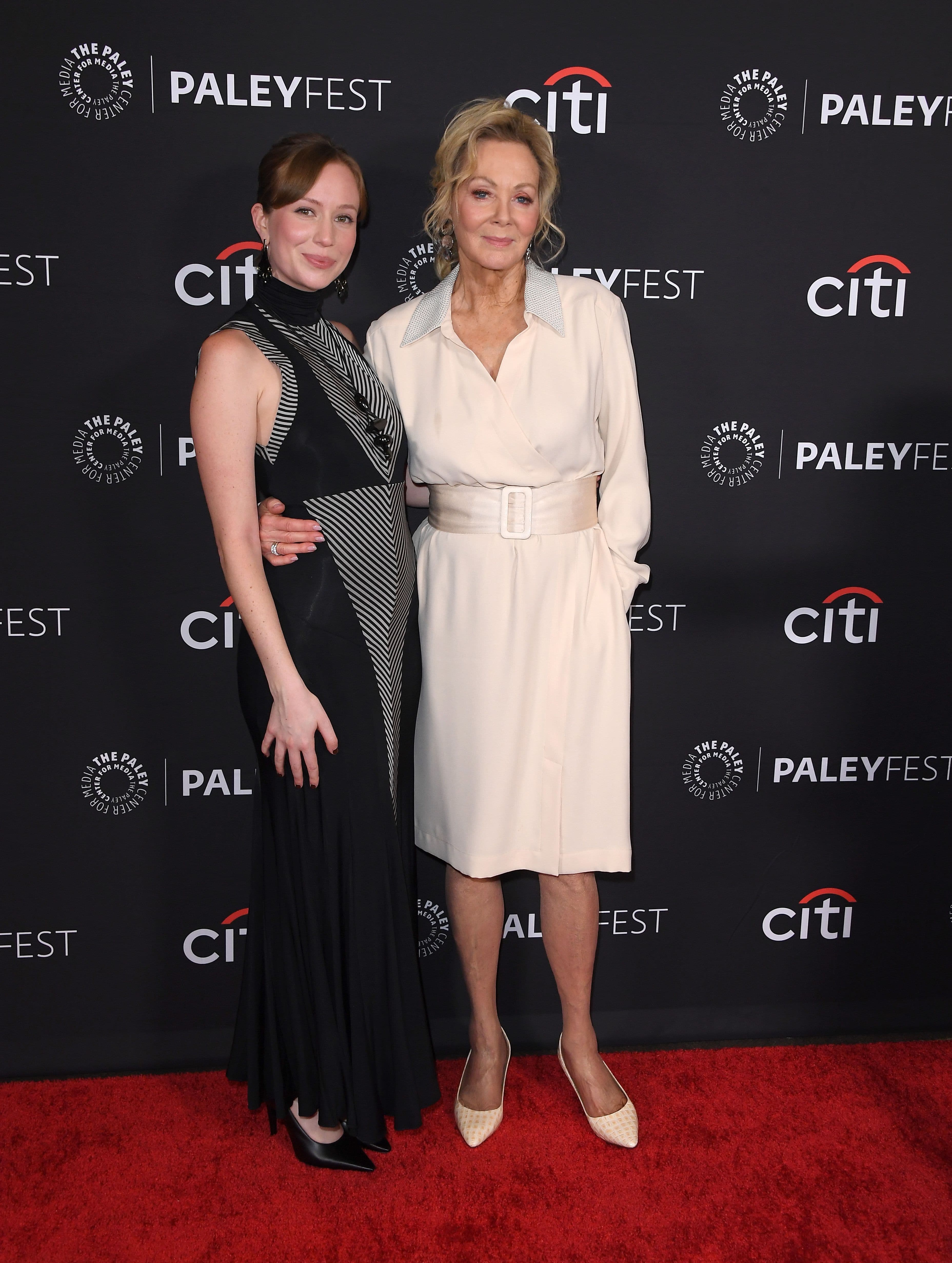 Las actrices Hannah Einbinder y Jean Smart posan en un evento promocional de la serie 'Hacks' en marzo de 2025