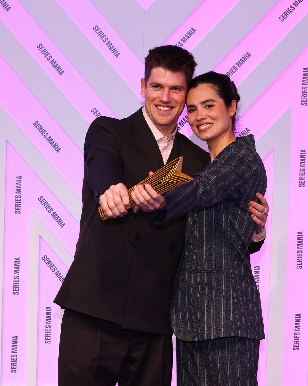 Miguel Bernardeau y Loreto Mauleón posan con el premio para 'Querer'