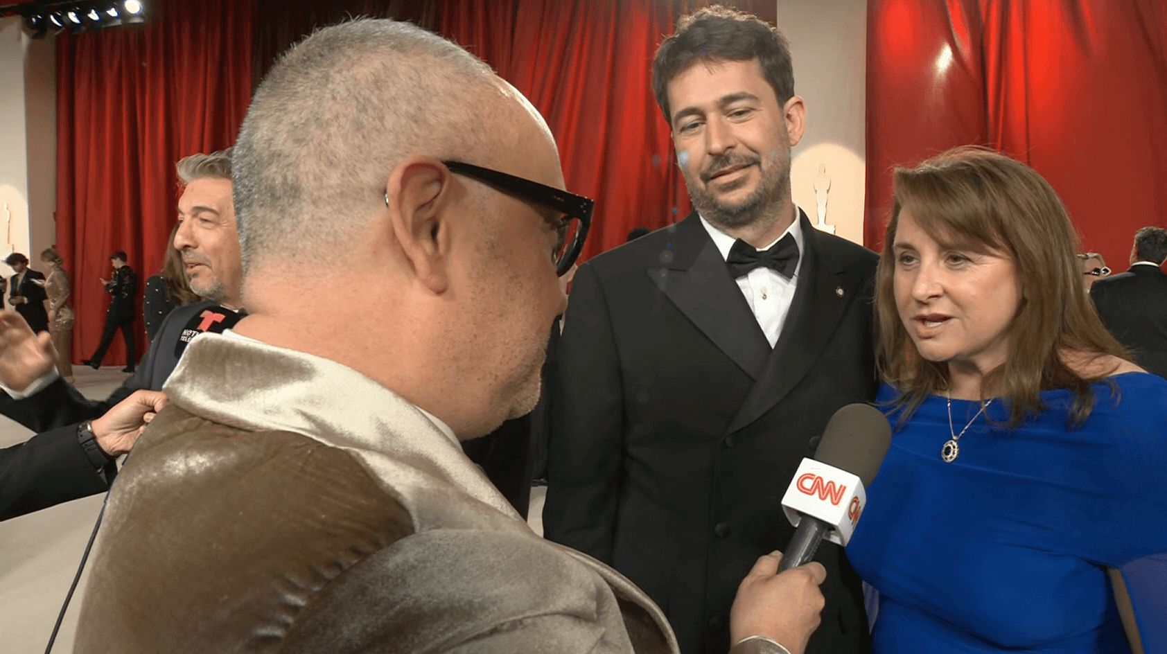 Victoria Alonso y el director de 'Argentina, 1985' Santiago Mitre atienden a la CNN en la alfombra roja de los Oscar