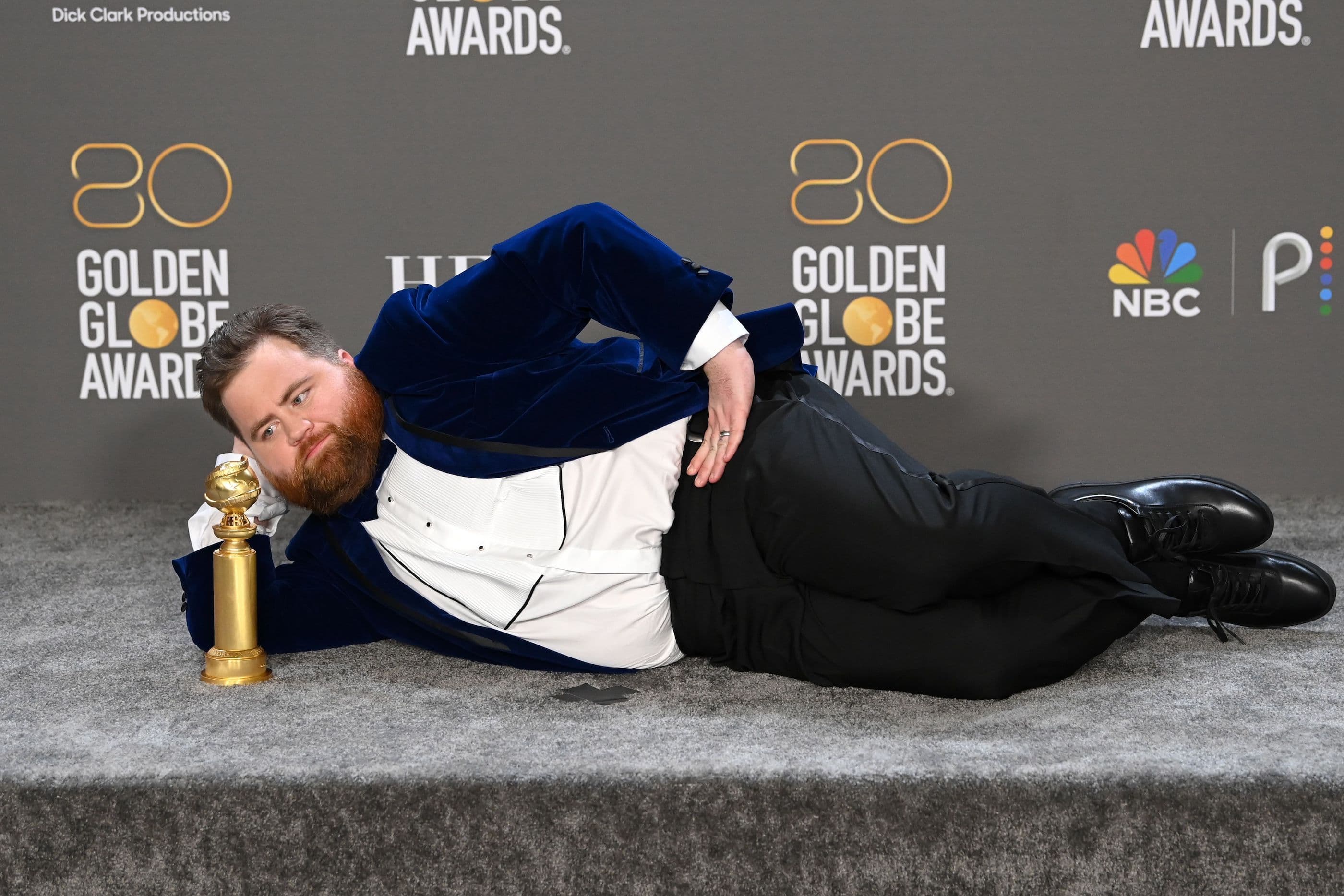 El actor Paul Walter Hauser posa con su Globo de Oro 2023 por la miniserie 'Black Bird'