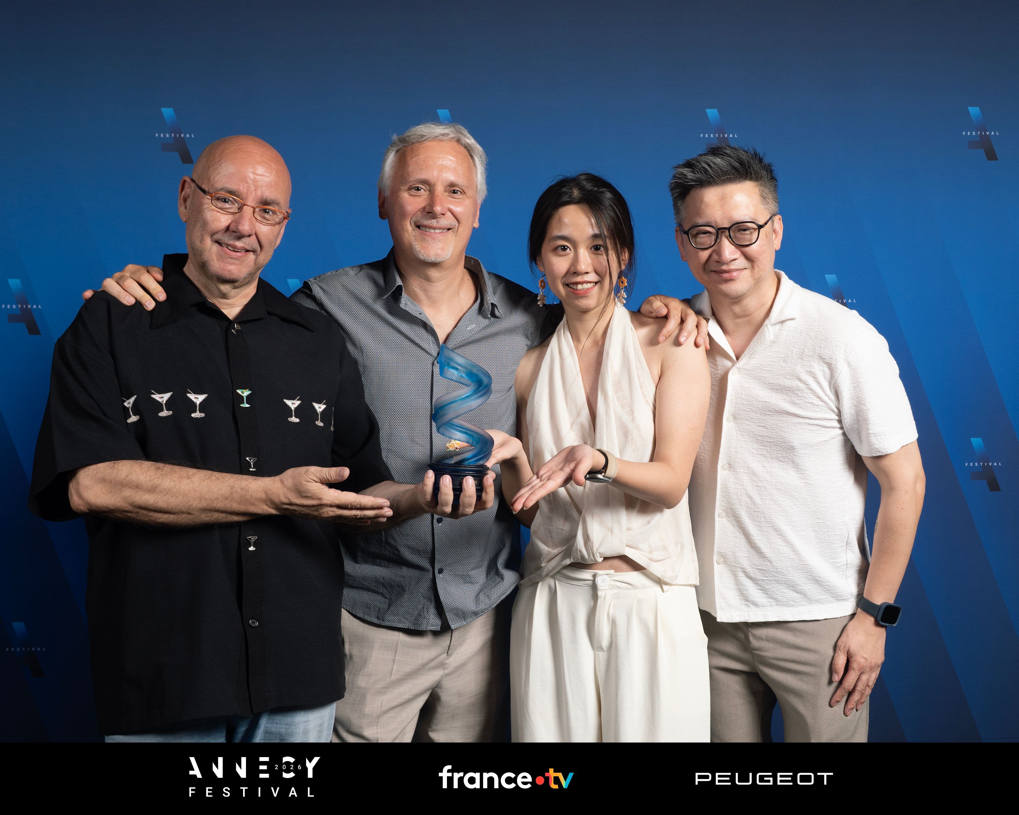 El equipo de 'La violinista', de Raúl García y Ervin Han, posa con el Cristal a la Mejor Película del 50 Festival de Annecy