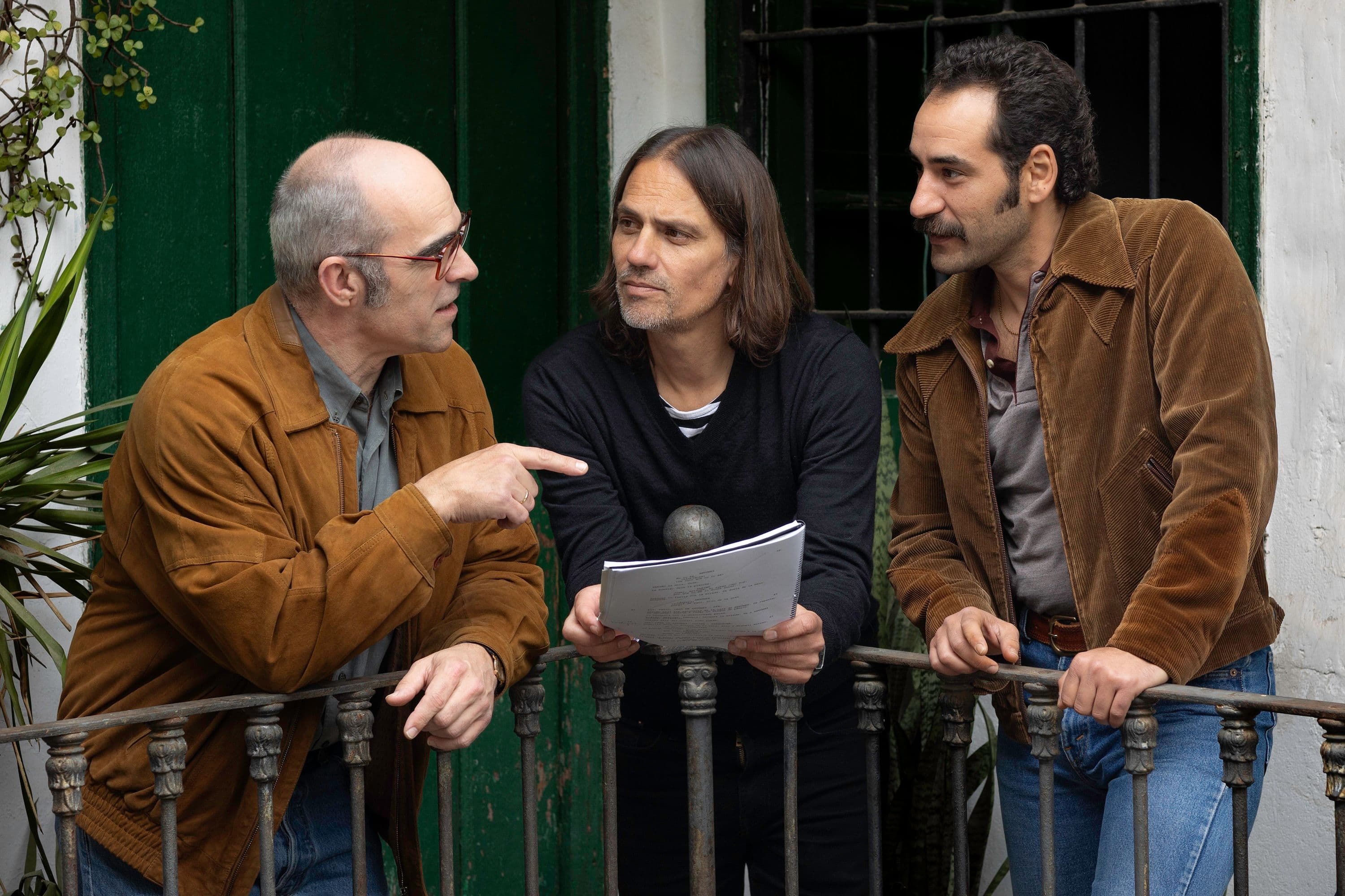El director y guionista Rafael Cobos, en el centro, junto a los actores Luis Tosar y Jesús Carroza en el rodaje de 'Golpes'