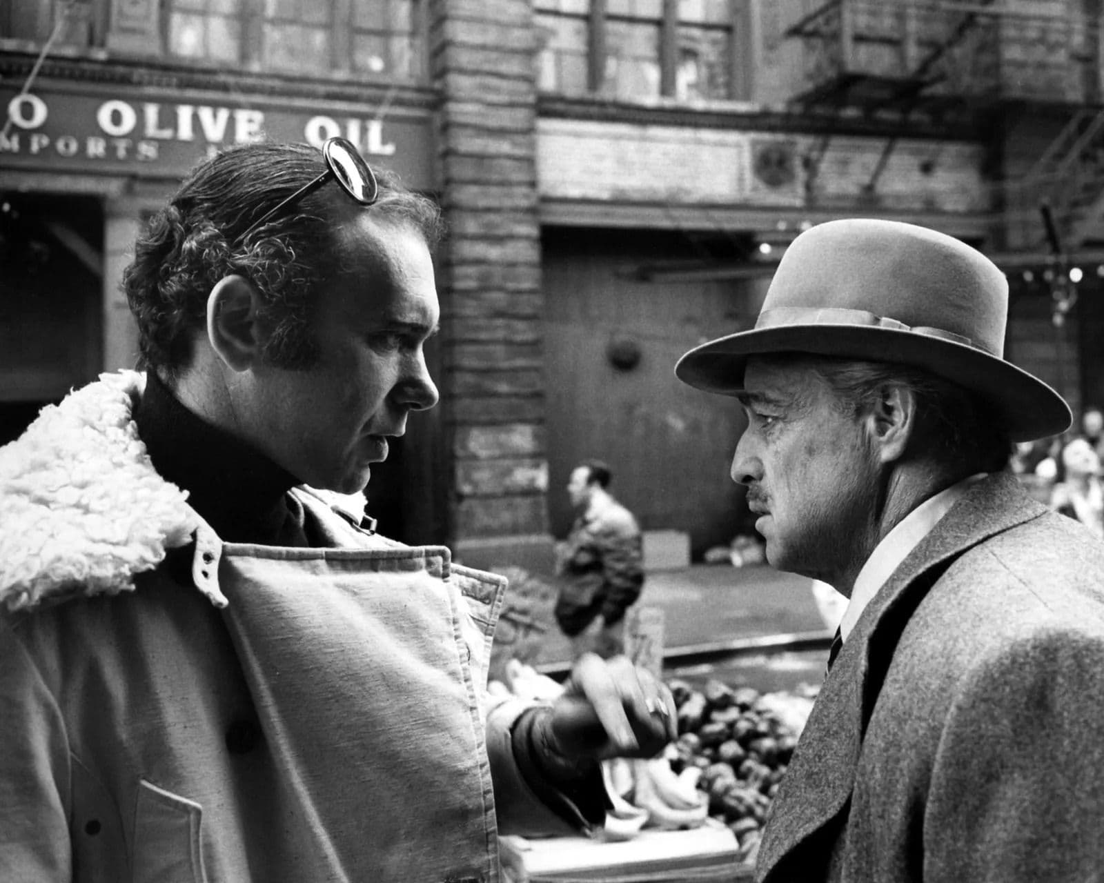 El productor Al Ruddy conversa con Marlon Brando en el set de rodaje de 'El padrino'