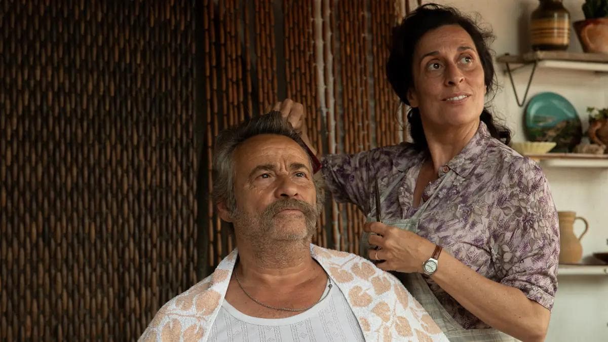 Eduard Fernández y Clara Segura en un fotograma de 'El 47', de Marcel Barrena