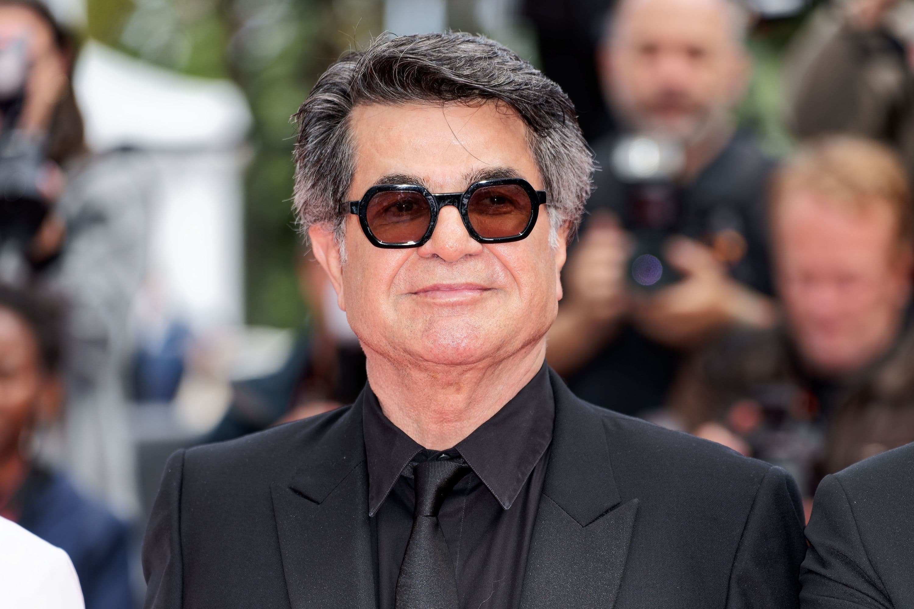 El director de cine iraní Jafar Panahi posa ante los fotógrafos en la alfombra roja del Festival de Cannes 2025