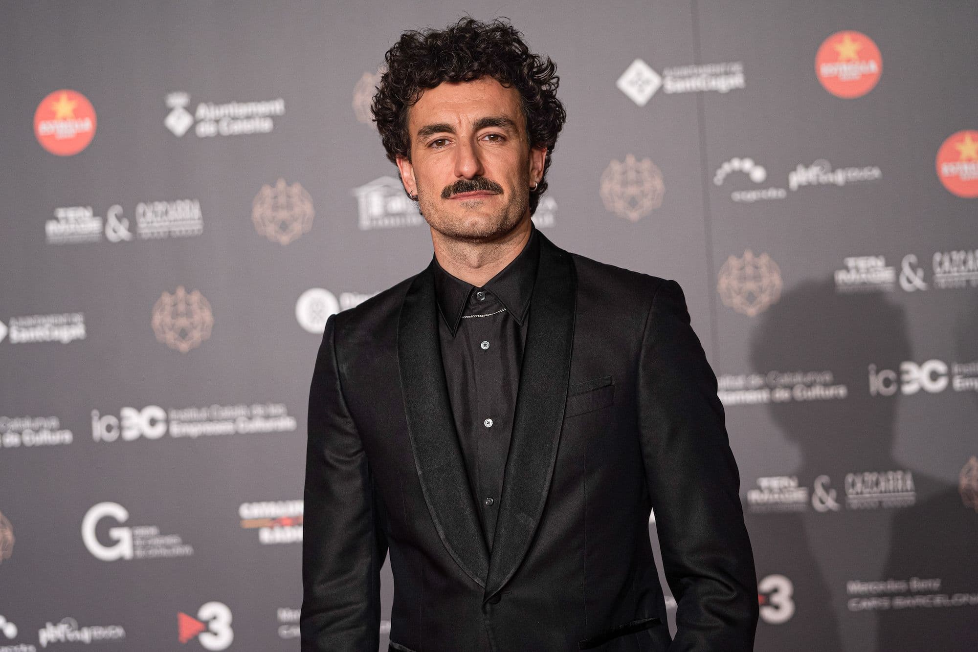 El actor Miki Esparbé posa en el photocall de los Premios Gaudí 2023