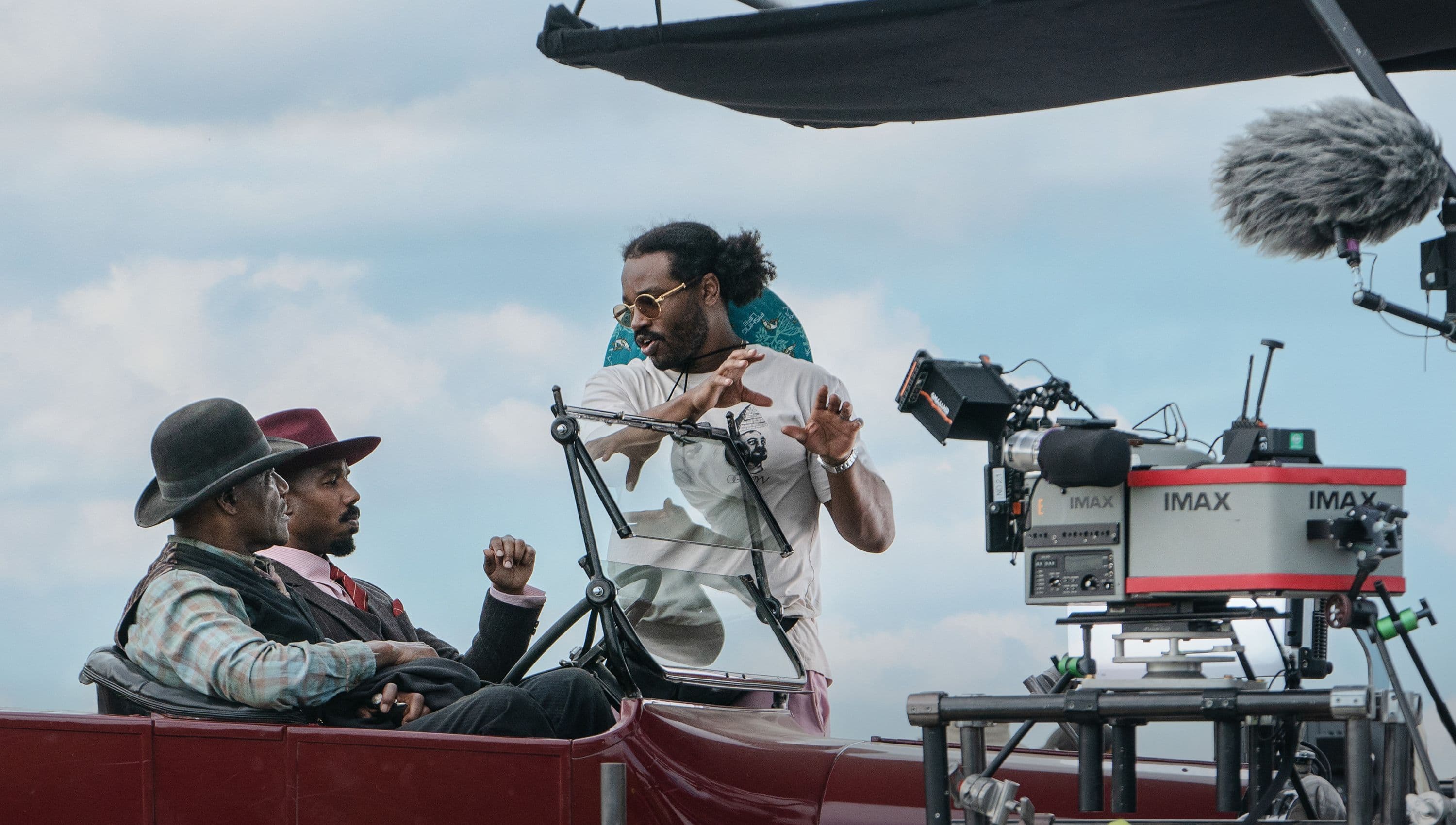 Ryan Coogler da órdenes a Delroy Lindo y Michael B. Jordan en el rodaje de 'Los pecadores'