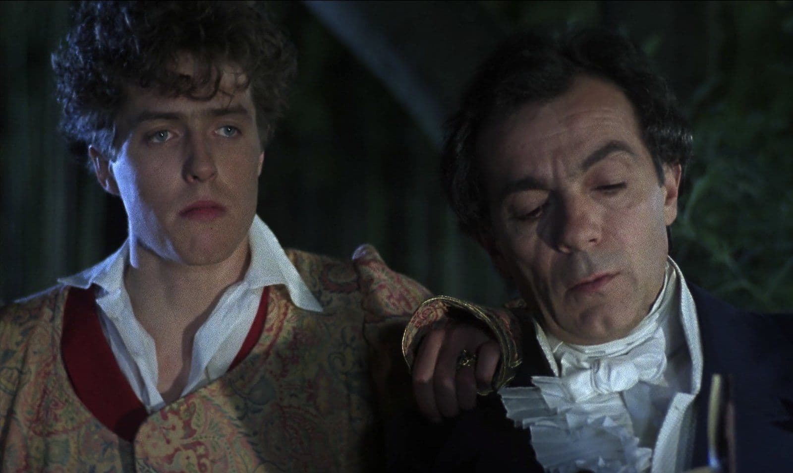 Los actores Hugh Grant y José Luis Gómez, en una imagen promocional de la película 'Remando al viento'