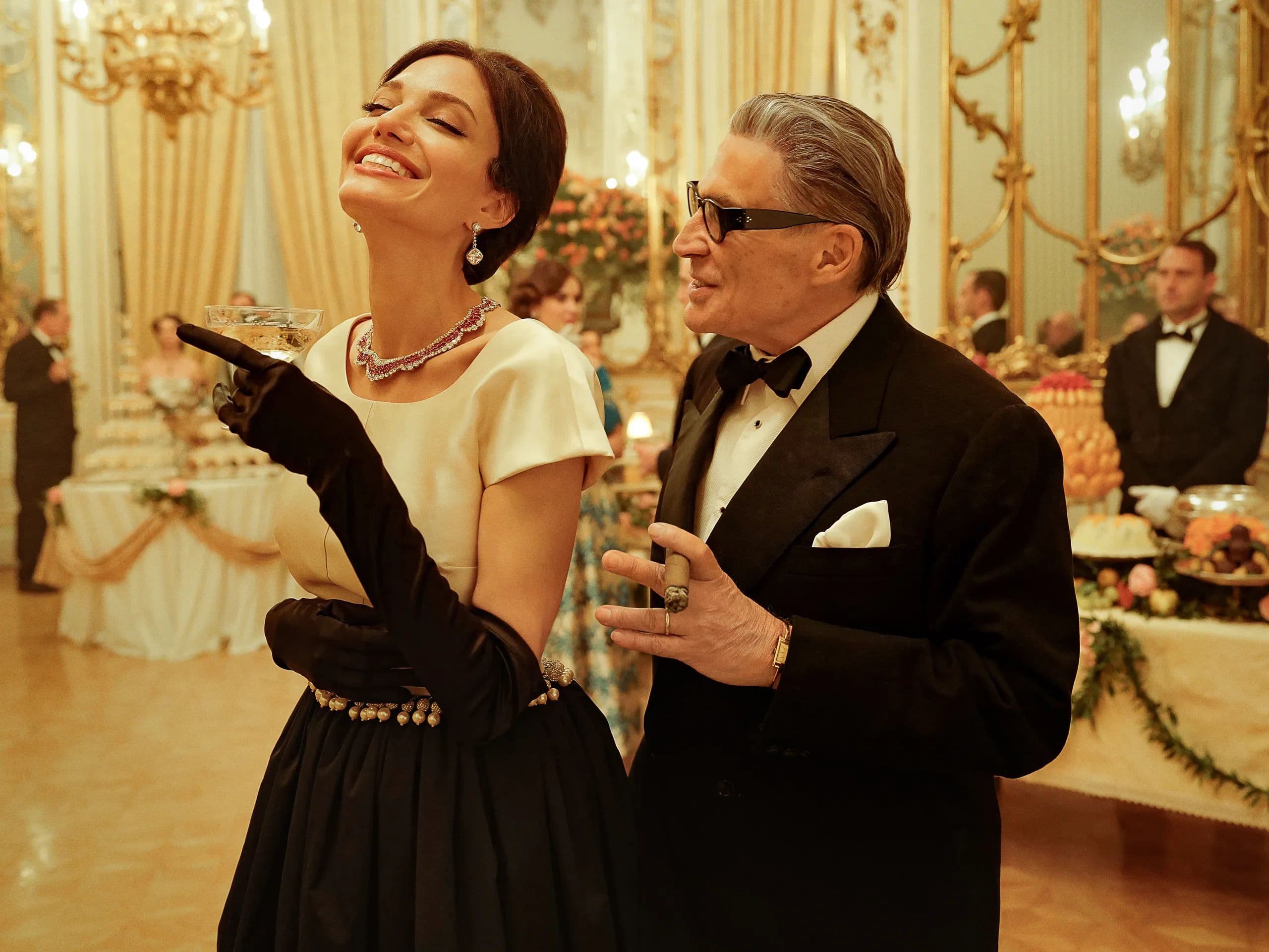 Los actores Angelina Jolie y Haluk Bilginer en un fotograma de 'María Callas', película del director Pablo Larraín