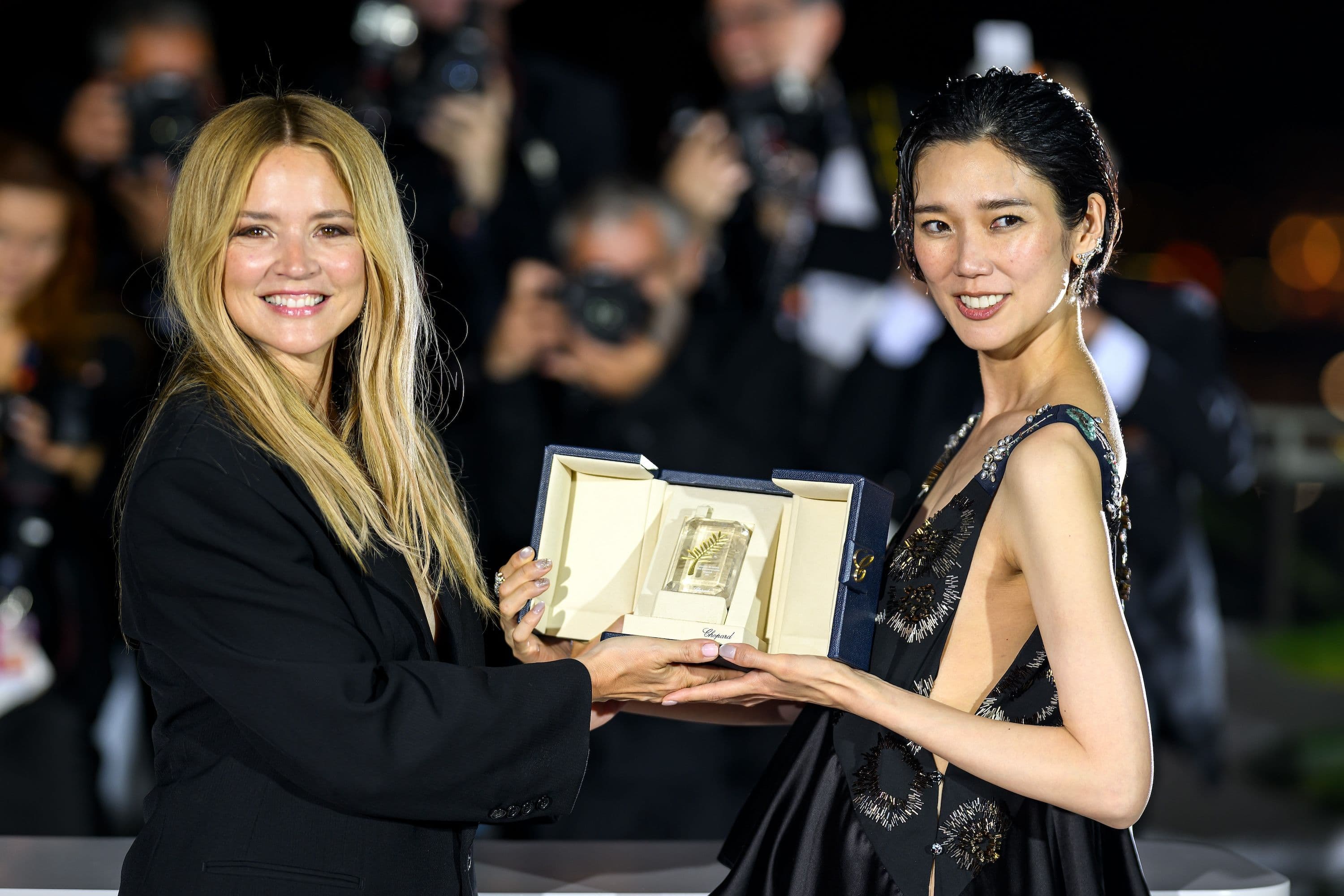 Las actrices Virginie Efira y Tao Okamoto posan con el galardón a la Mejor Actriz por 'Soudain' en el Festival de Cannes 2026