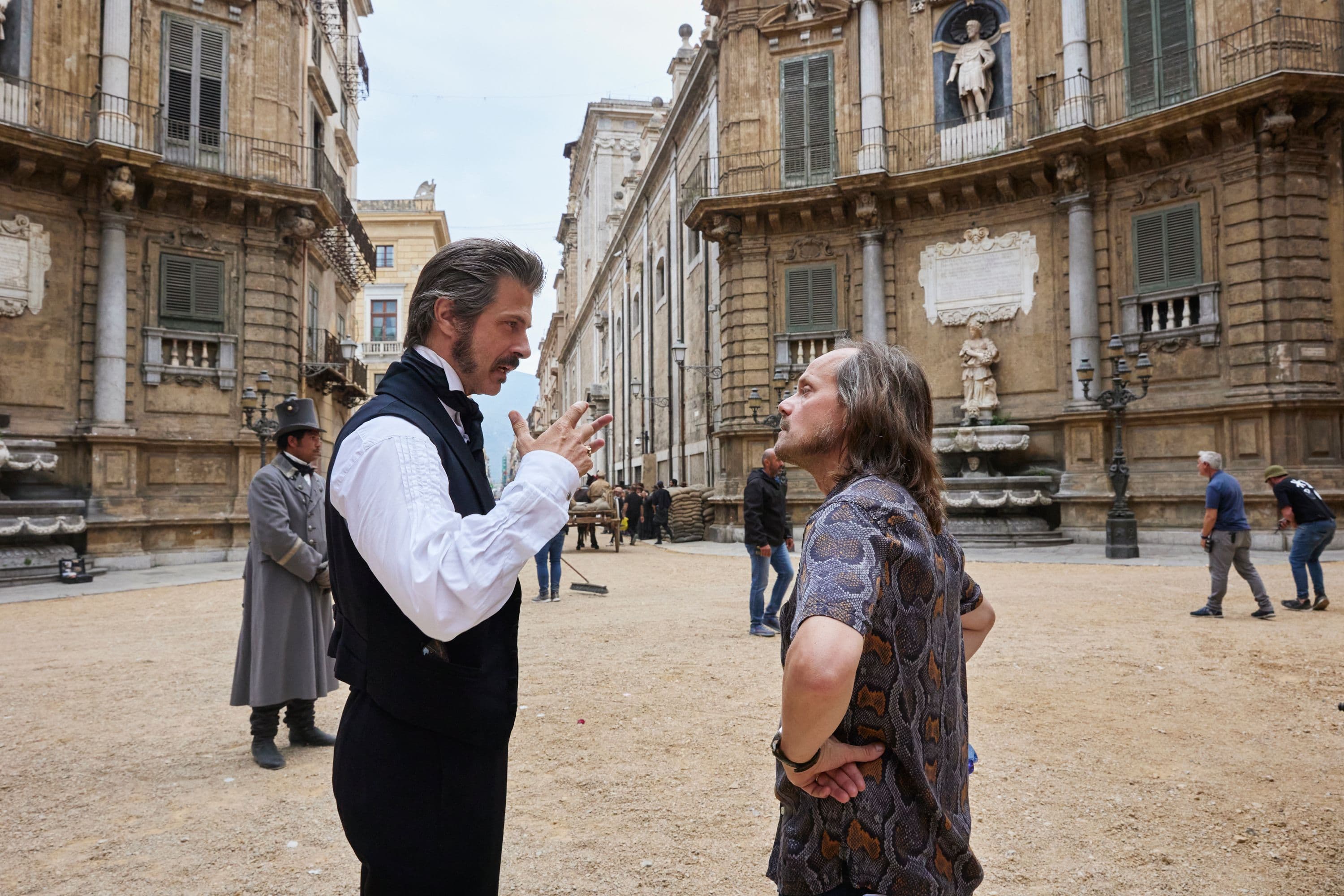 El actor Kim Rossi Stuart y el director Tom Shankland durante el rodaje de la serie 'El Gatopardo'