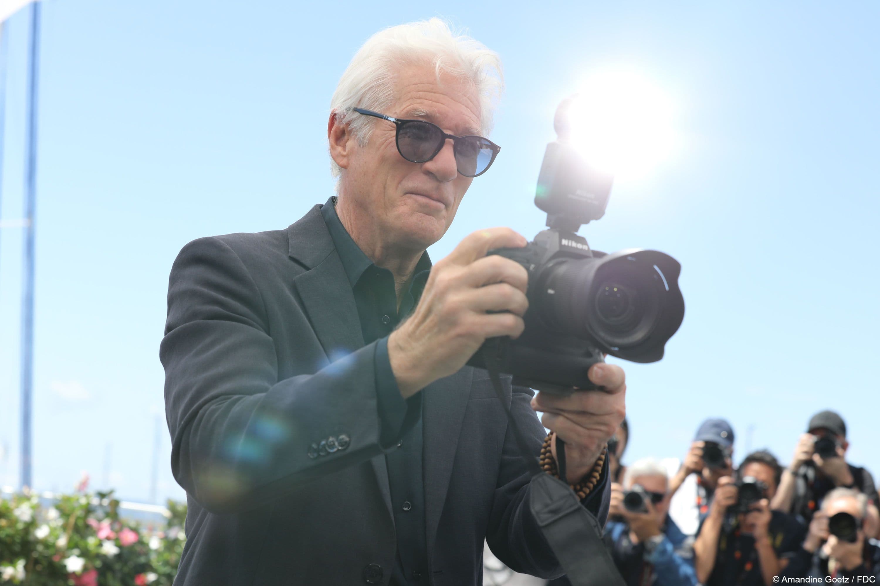 Richard Gere dispara una cámara en la alfombra roja del Festival de Cannes, presentando 'Oh, Canada'