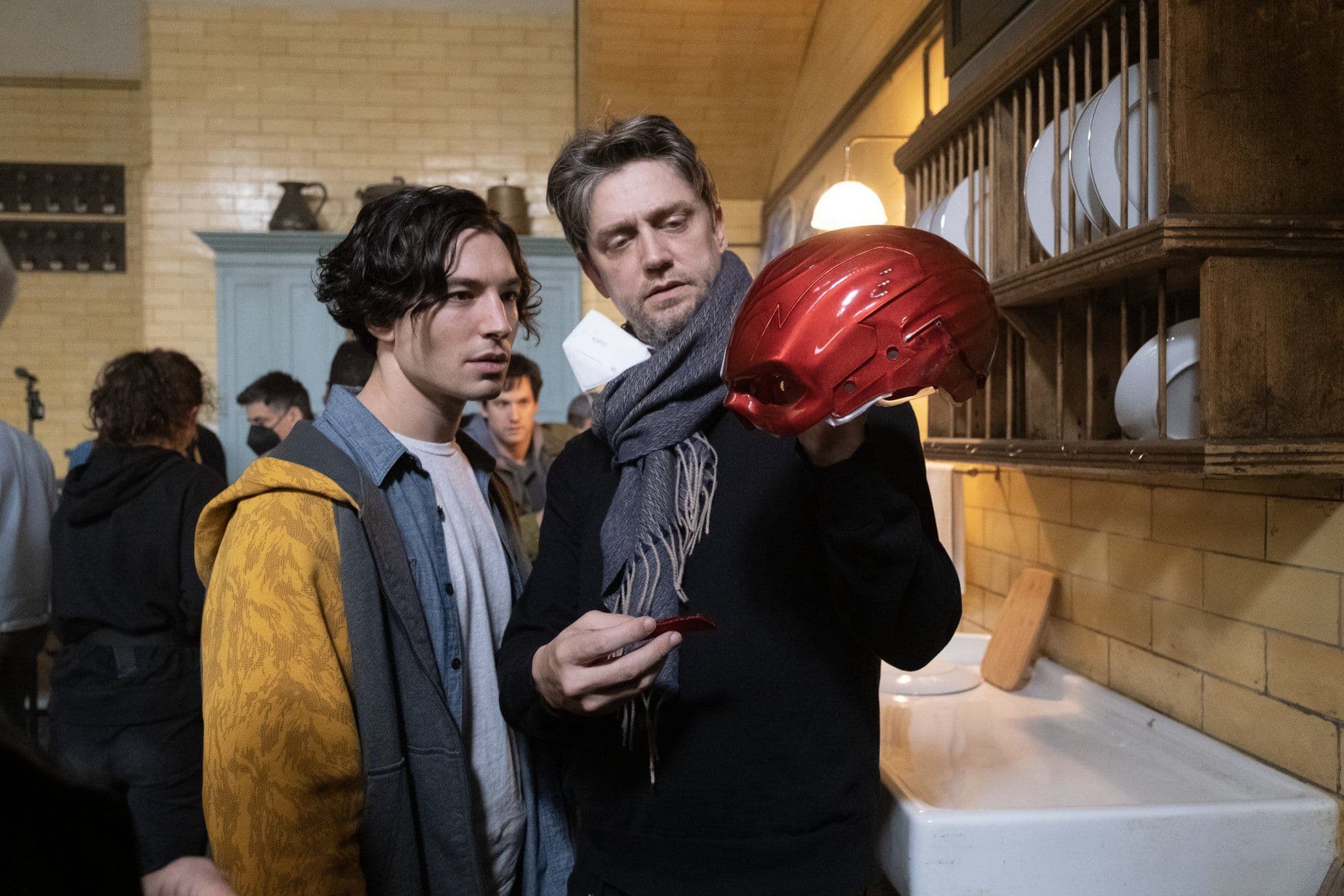 El actor Ezra Miller y el director Andy Muschietti, durante el rodaje de la película 'Flash'
