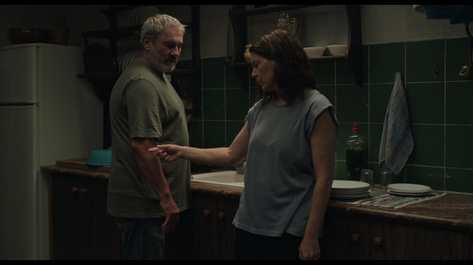 Sergi López y Laia Marull en un fotograma de 'La terra negra', de Alberto Morais