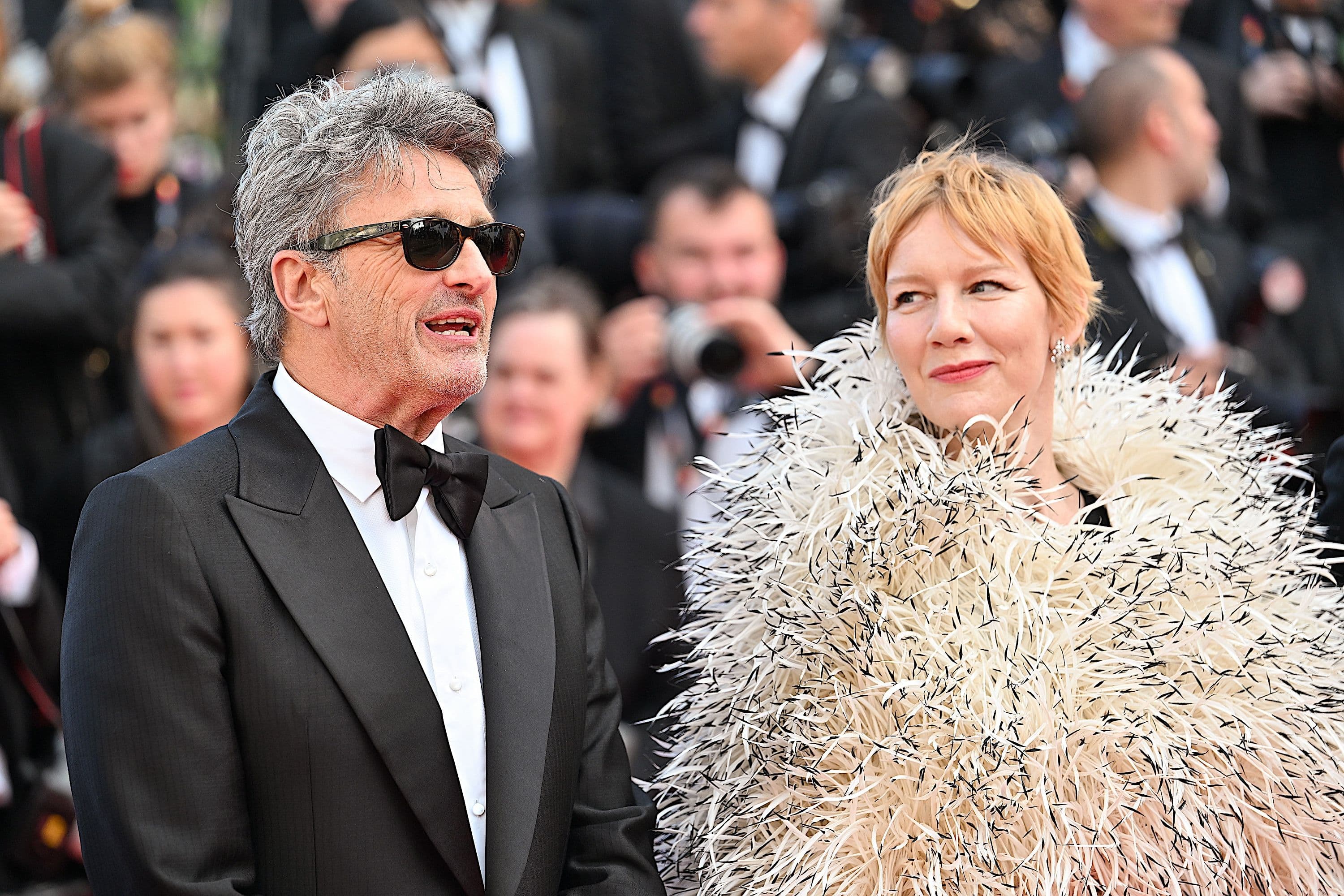 El director Pawel Pawlikowski y la actriz Sandra Hüller posan en la alfombra roja de 'Fatherland' en el Festival de Cannes 2026