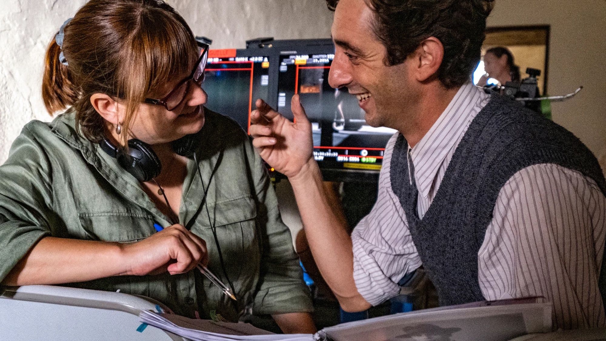 La directora Patricia Font y el actor Enric Auquer en el set de 'El maestro que prometió el mar'