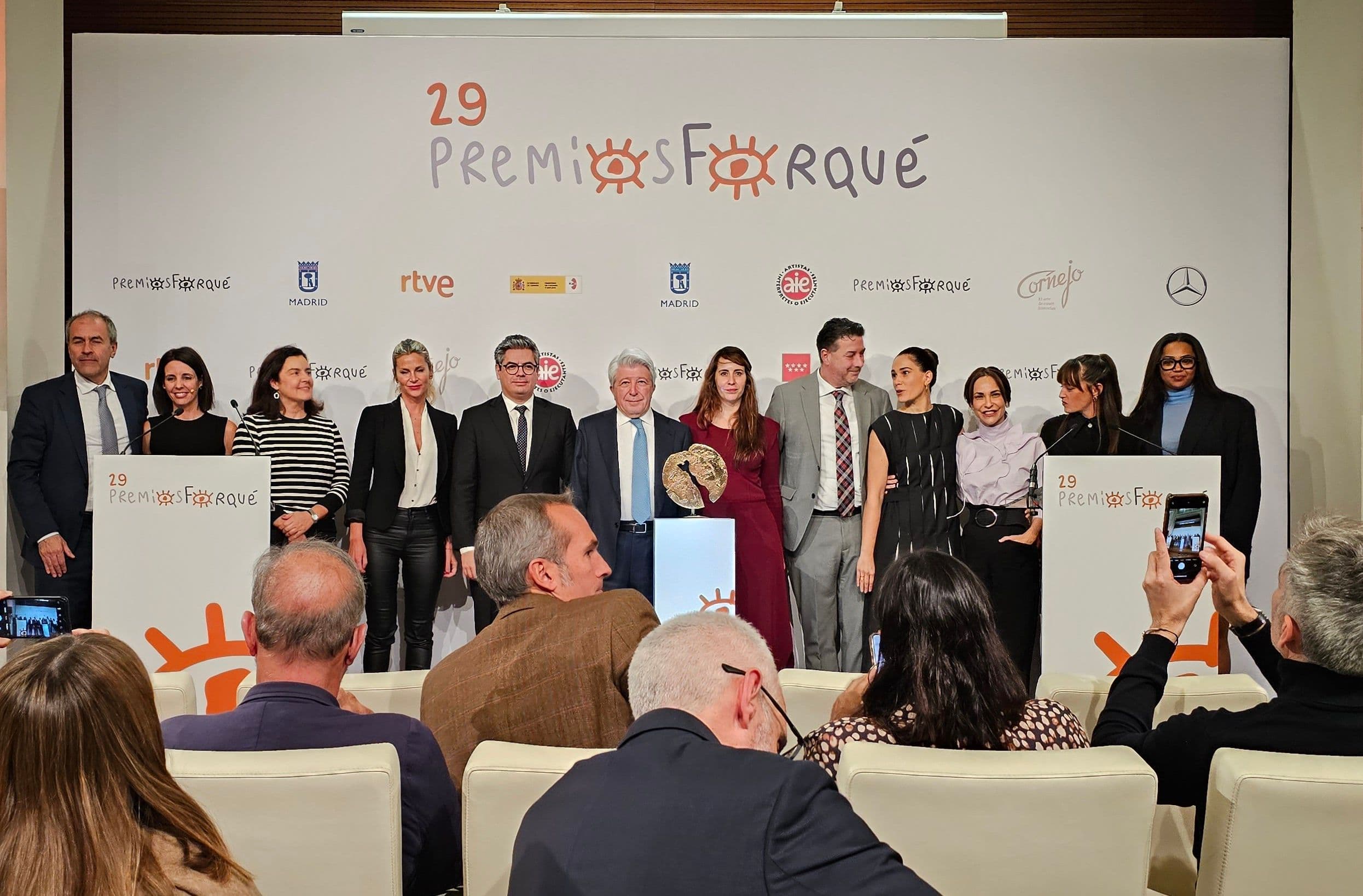 Foto de familia de los organizadores e intervinientes en la lectura de nominados de los 29 Premios Forqué