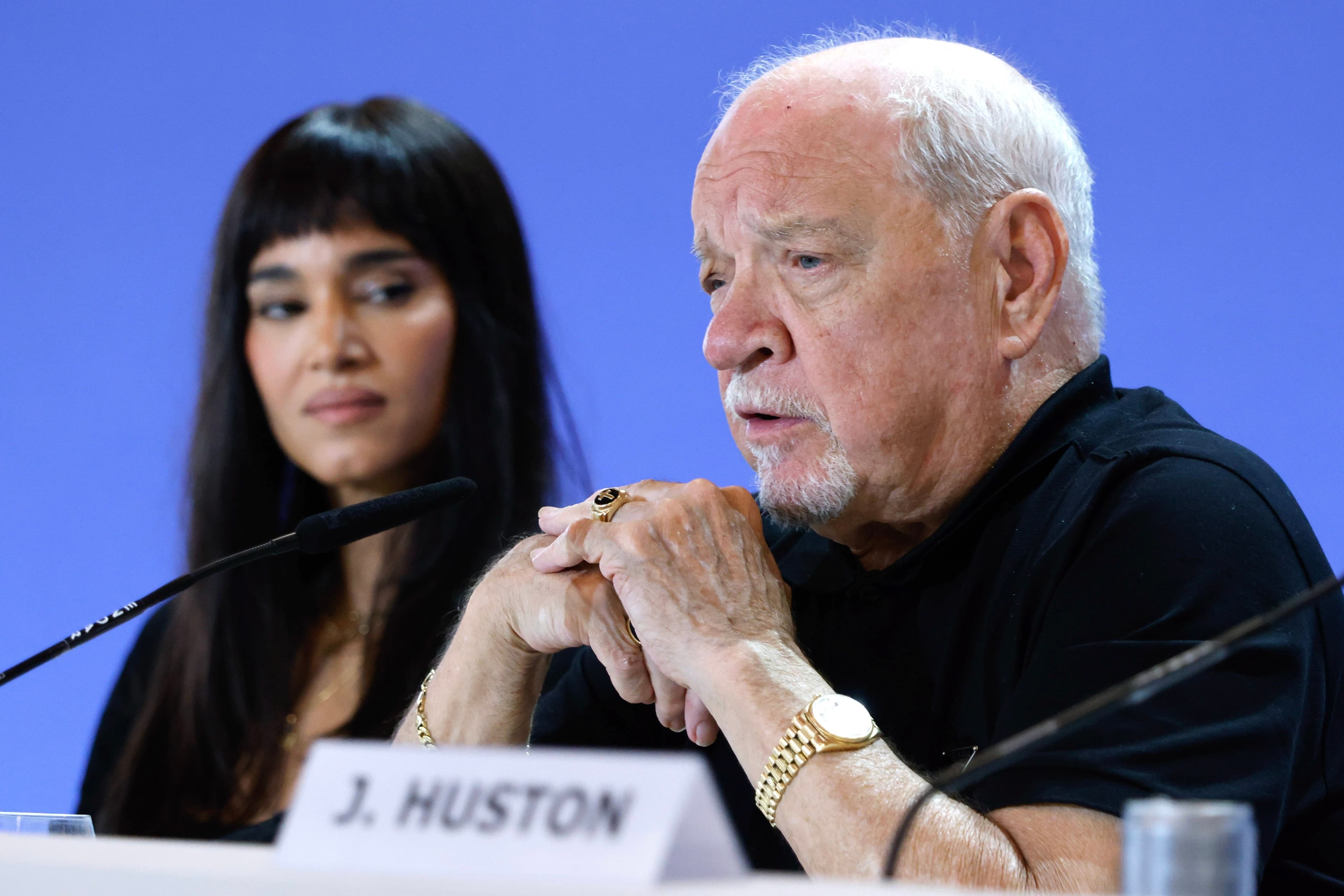 El director Paul Schrader, junto a la actriz Sofia Boutella, durante la rueda de prensa de 'The basics of philosophy' en el Festival de Venecia 2026