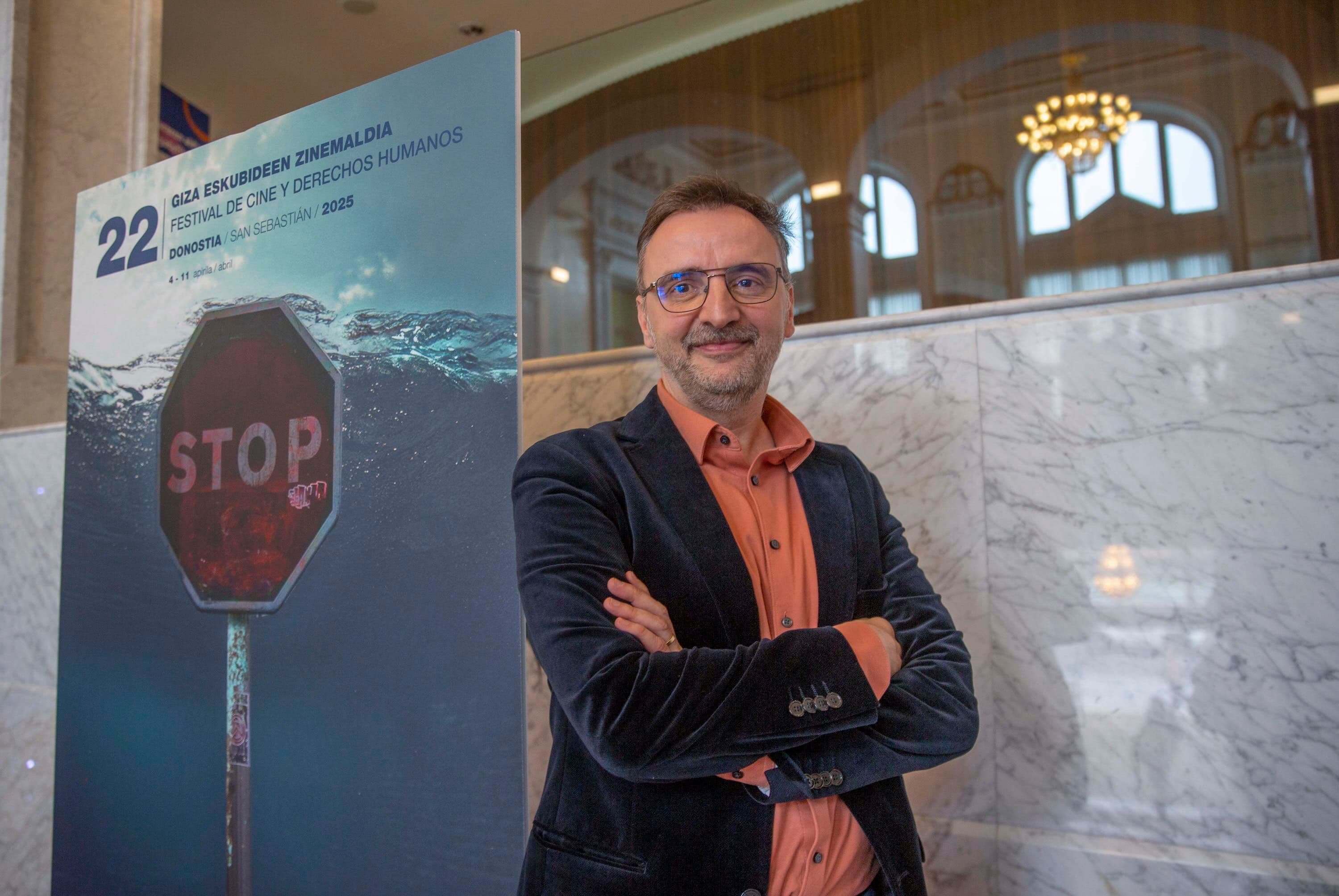 José Miguel Beltrán, director del Festival de Cine y Derechos Humanos de San Sebastián, en un photocall en abril de 2025