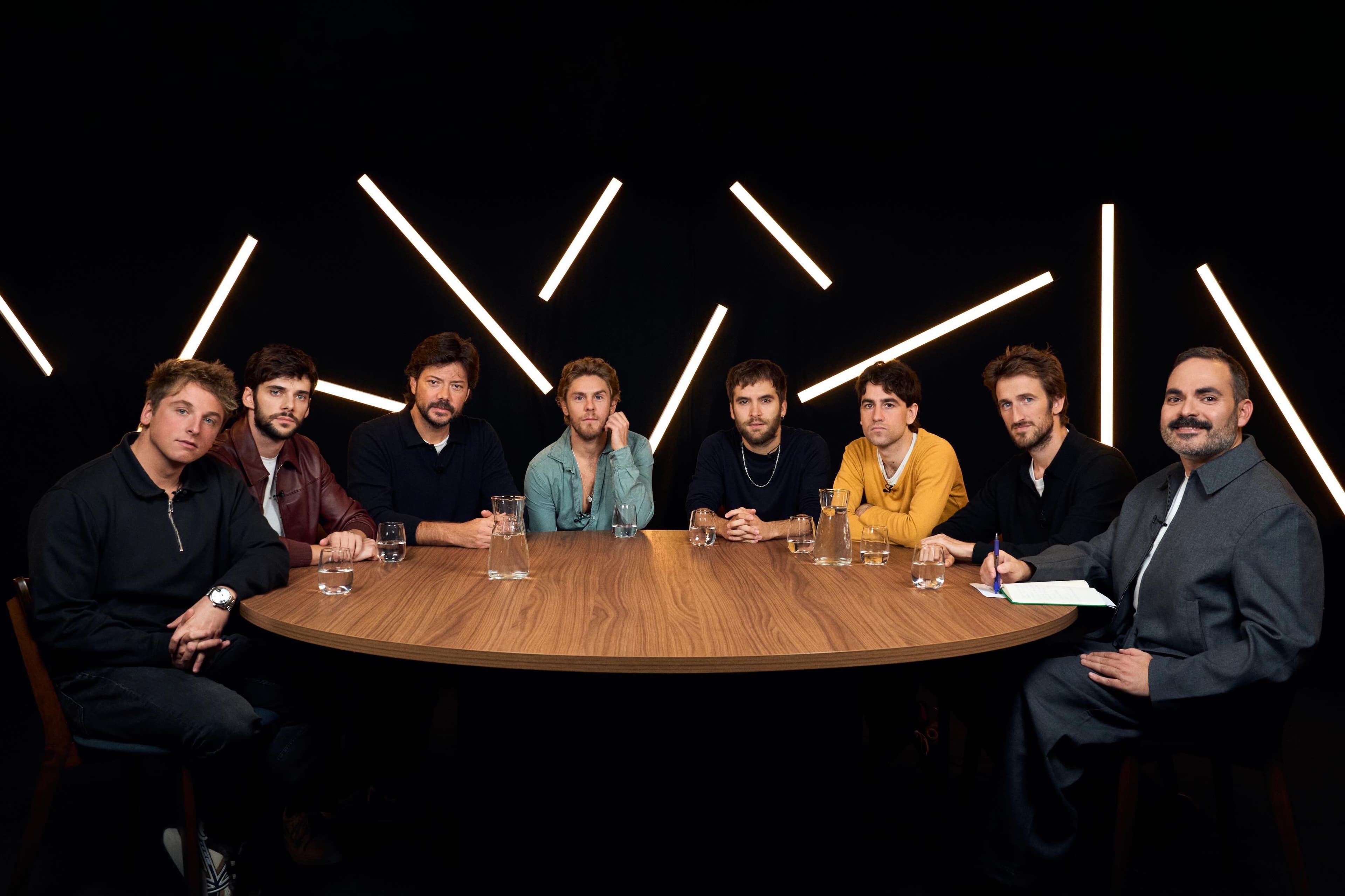 Carlos Scholz, Álvaro Rico, Álvaro Morte, Patrick Criado, Ricardo Gómez, Àlex Monner, Joan Amargós y David Martos, en la mesa redonda de actores protagonistas de series de Kinótico 2025
