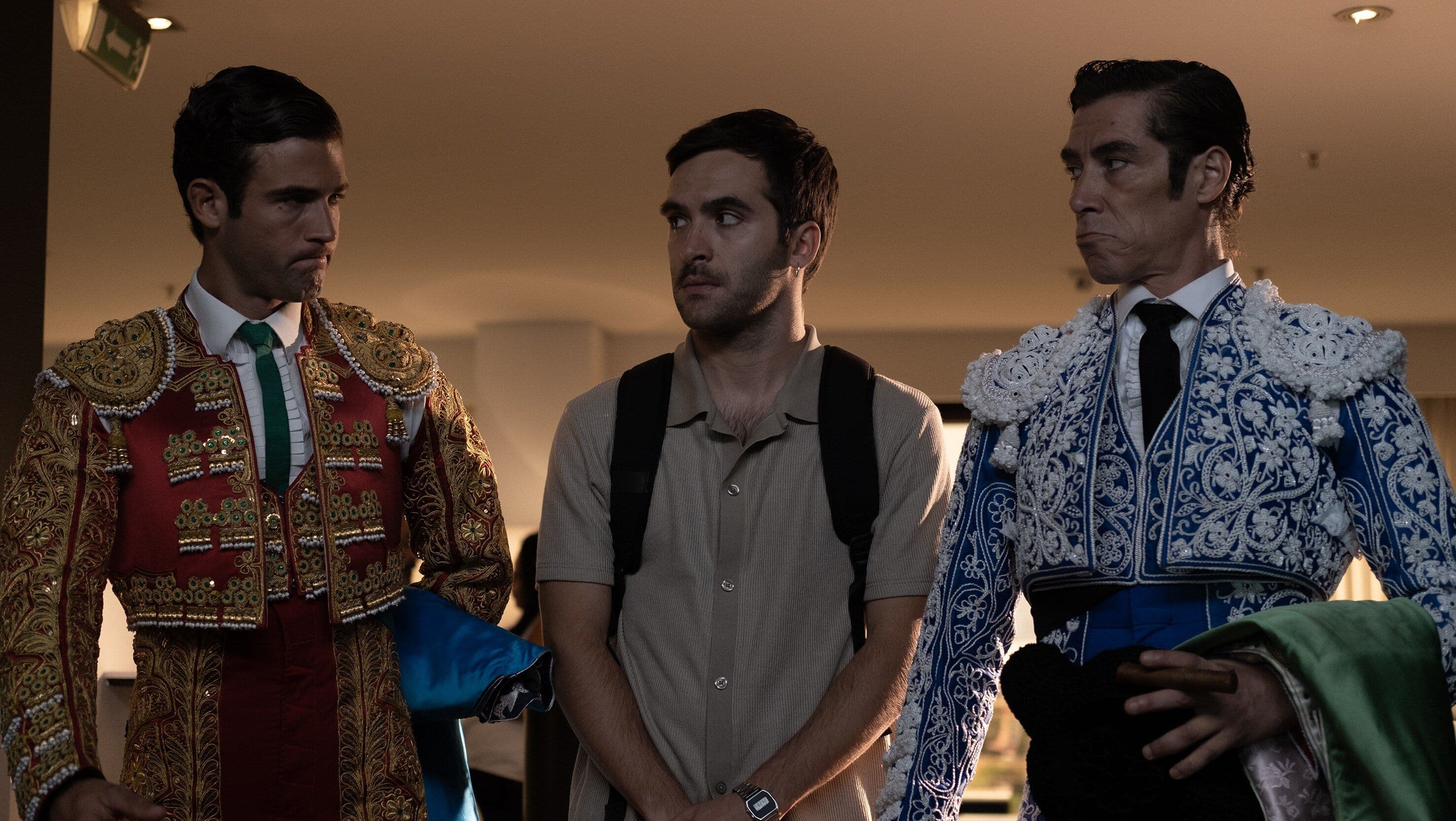 Jason Fernández, Ricardo Gómez y Óscar Jaenada, en un fotograma de 'La suerte', la serie de Disney+