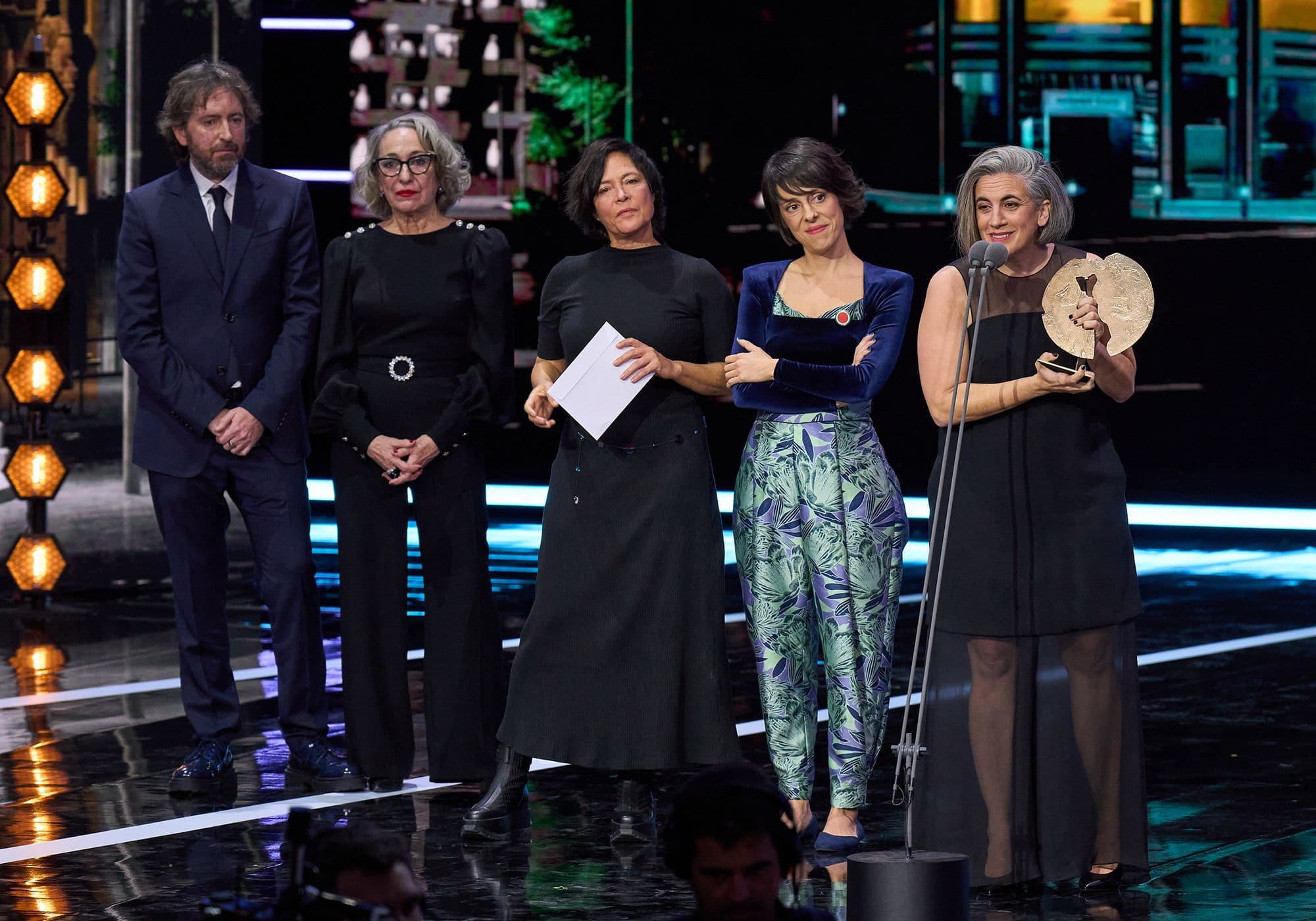 El equipo de '20.000 especies de abejas' recogiendo el Premio Forqué de Cine y educación en valores en 2023