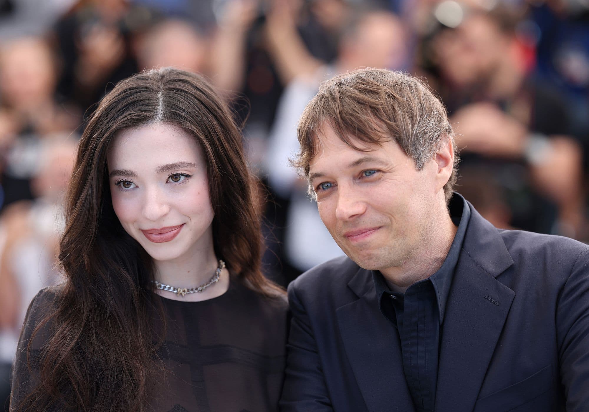 Sean Baker y la actriz Mikey Madison, protagonista de 'Anora', posan ante los medios gráficos en el Festival de Cannes